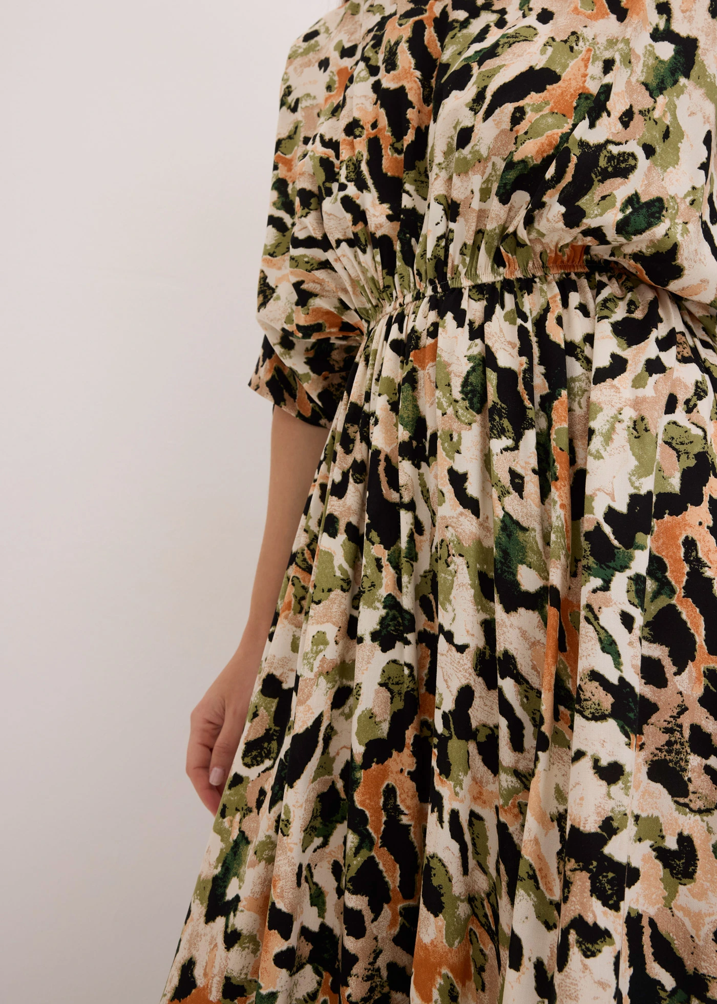 Maxi šaty ze splývavé viskózy s flitry • pískovo-černo-khaki s leopardím potiskem • bonprix obchod