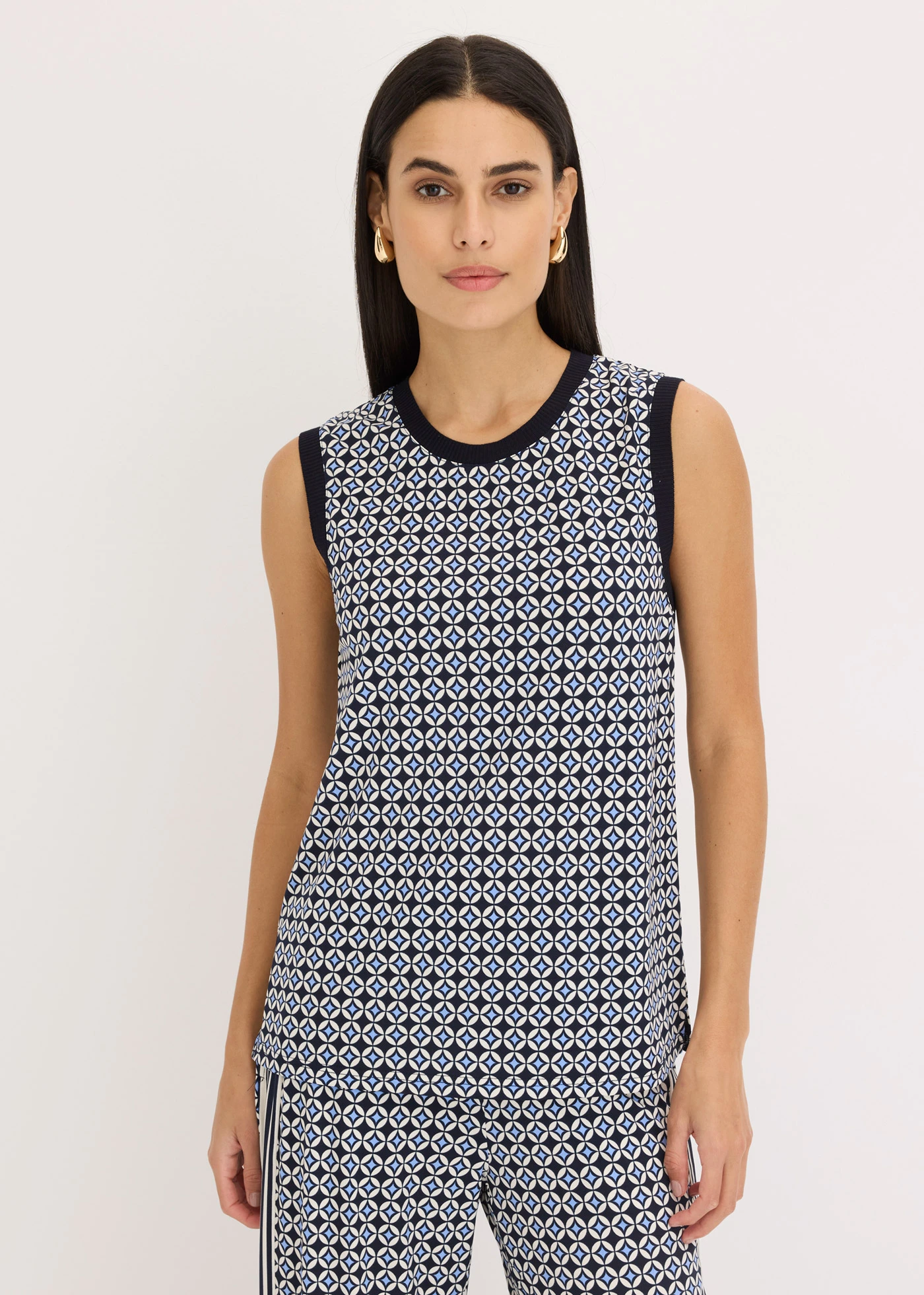 Top met een minimalistisch design • donkerblauw-middenblauw-natuurbeige gedessineerd • bonprix online shop