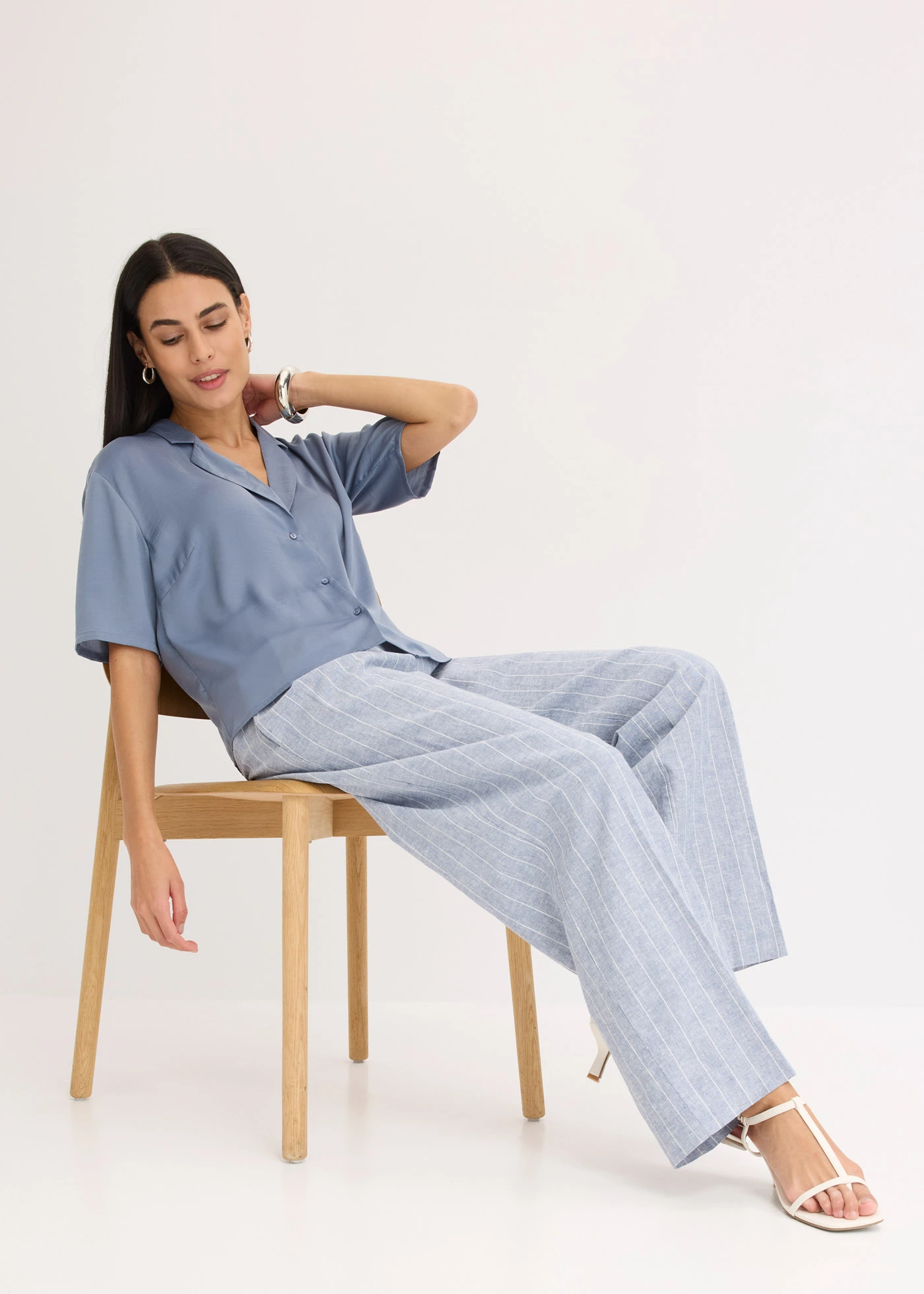 Blouse met reverskraag van satijn • rookblauw • bonprix online shop