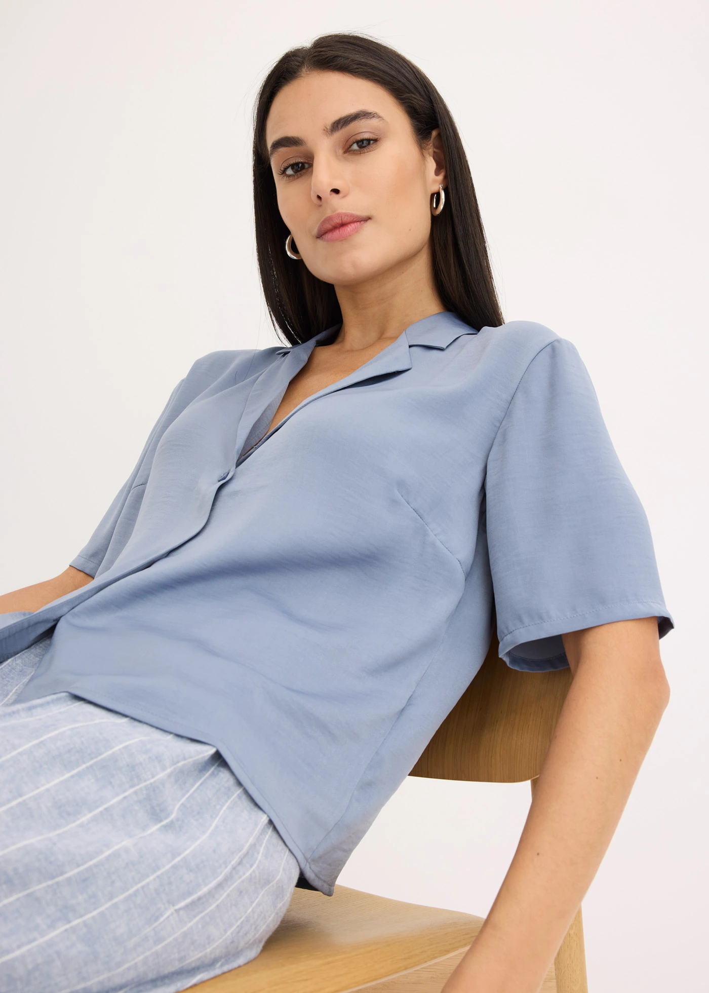 Blouse met reverskraag van satijn • rookblauw • bonprix online shop