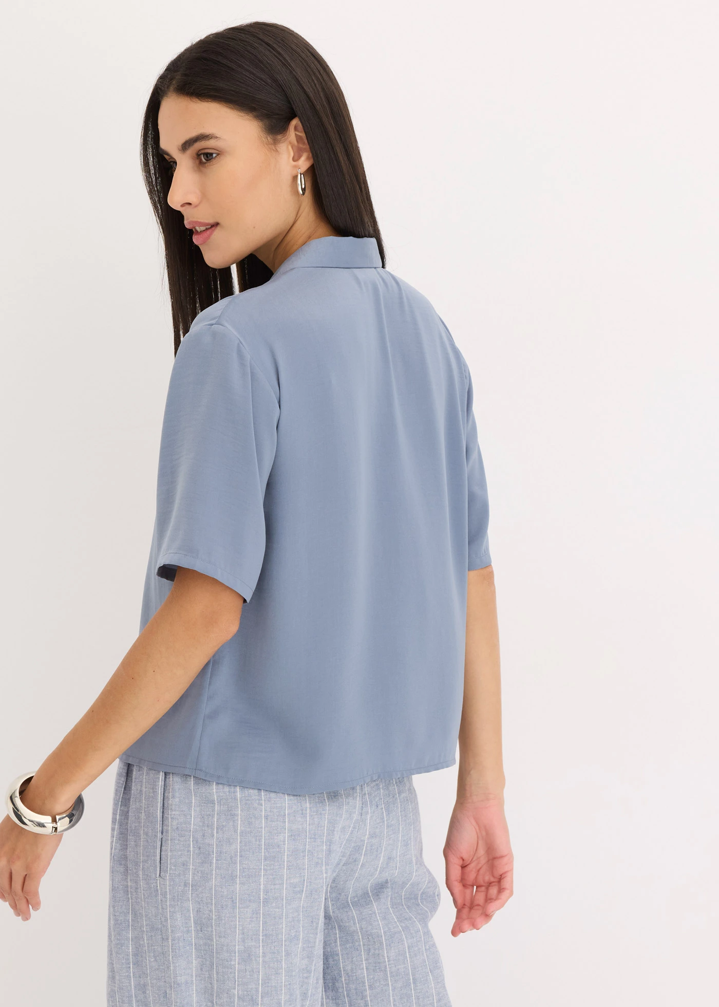 Blouse met reverskraag van satijn • rookblauw • bonprix online shop