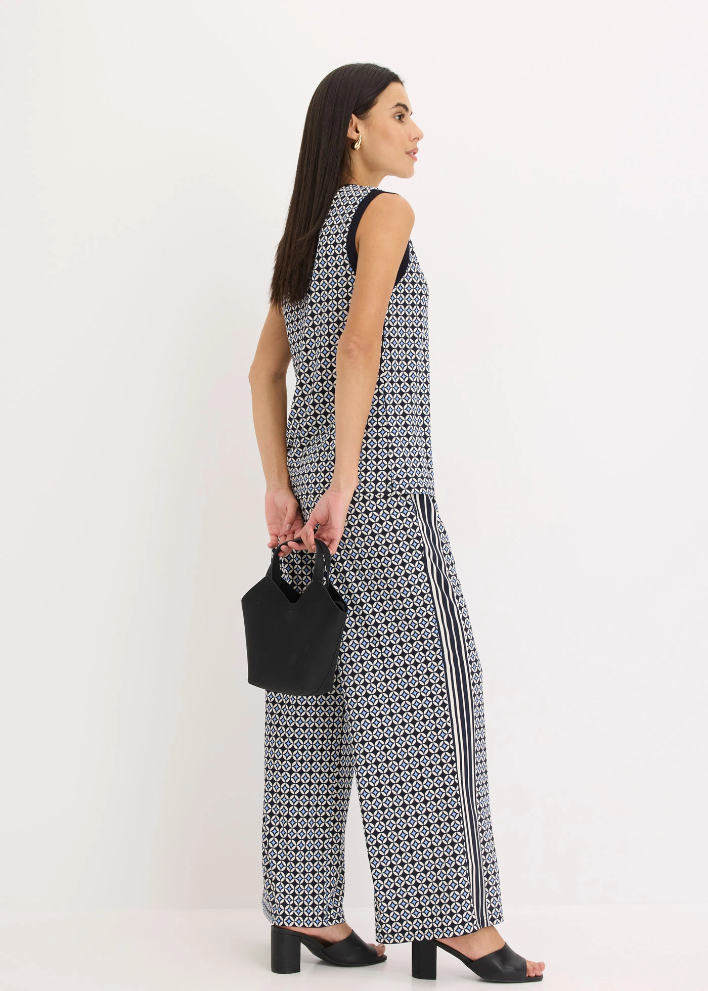 Top met een minimalistisch design • donkerblauw-middenblauw-natuurbeige gedessineerd • bonprix online shop