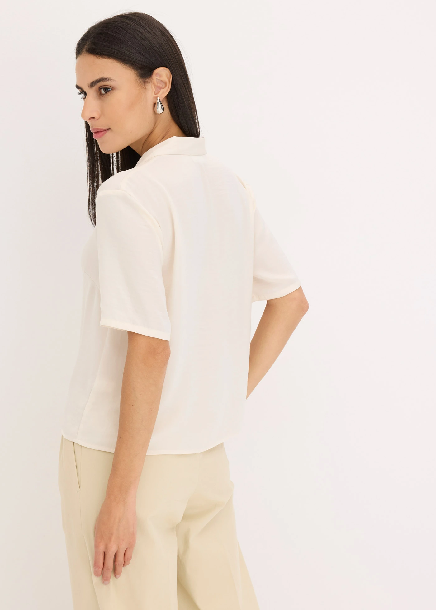 Blouse met reverskraag van satijn • natuurbeige • bonprix online shop