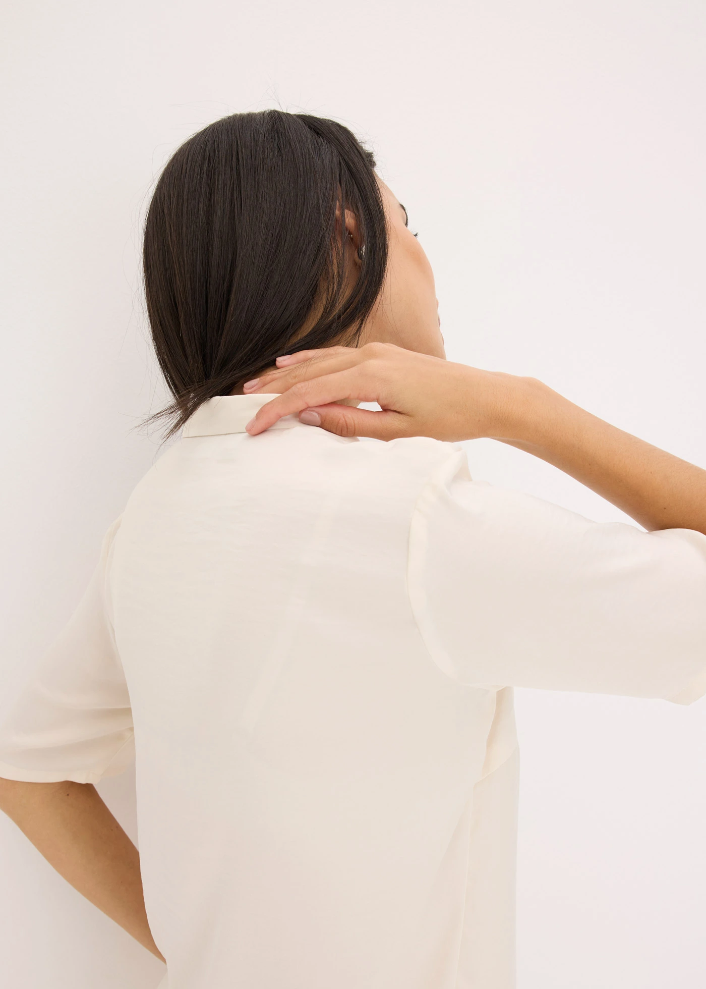 Blouse met reverskraag van satijn • natuurbeige • bonprix online shop