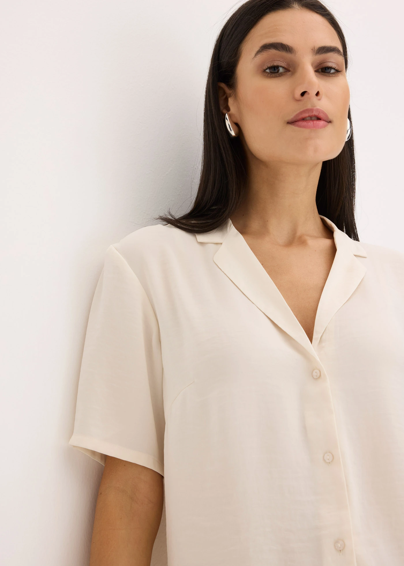 Blouse met reverskraag van satijn • natuurbeige • bonprix online shop