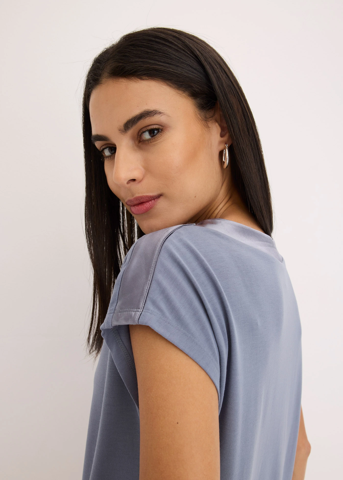 T-shirt avec bordure en satin • bleu fumé • Boutique bonprix