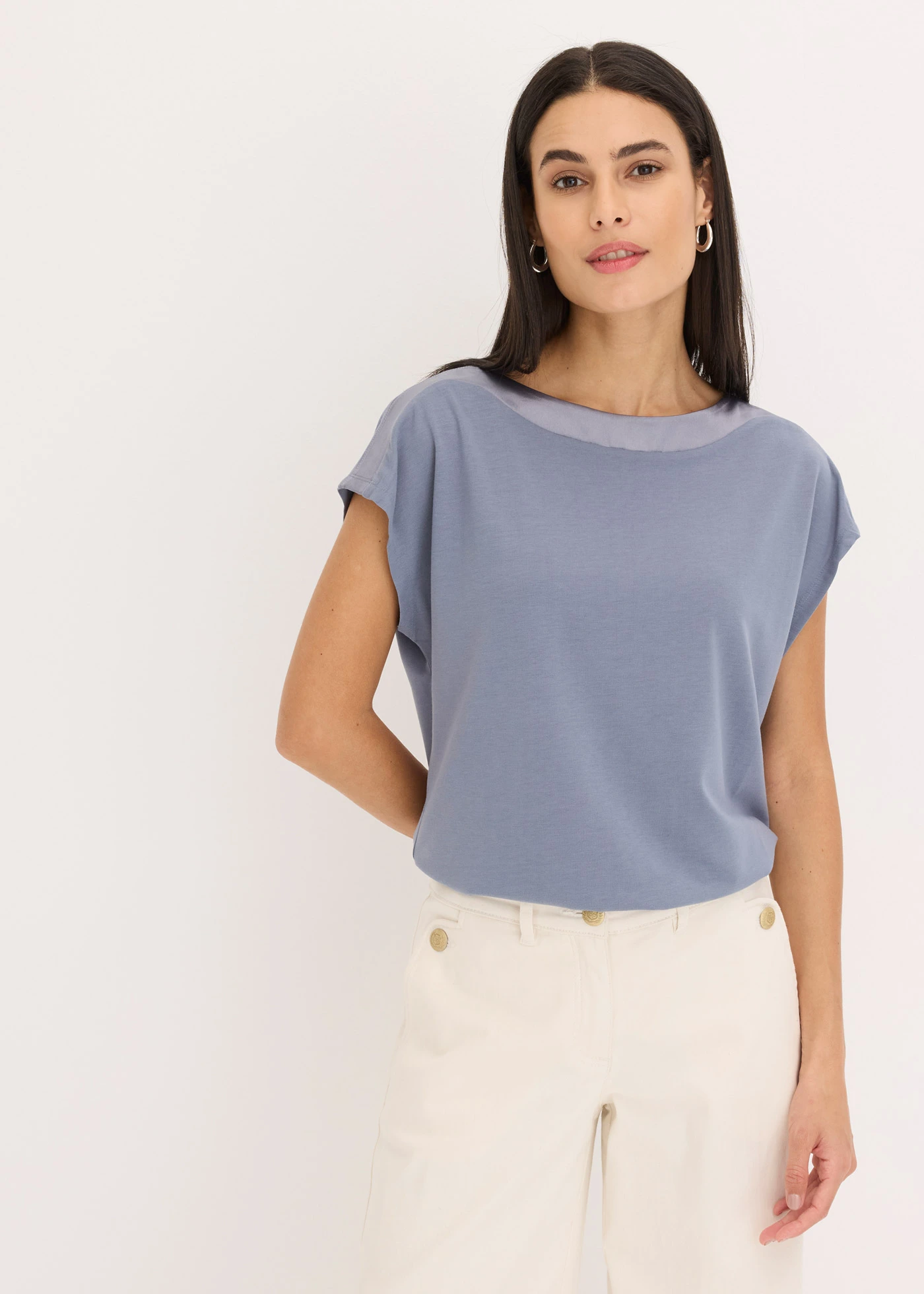 T-shirt avec bordure en satin • bleu fumé • Boutique bonprix
