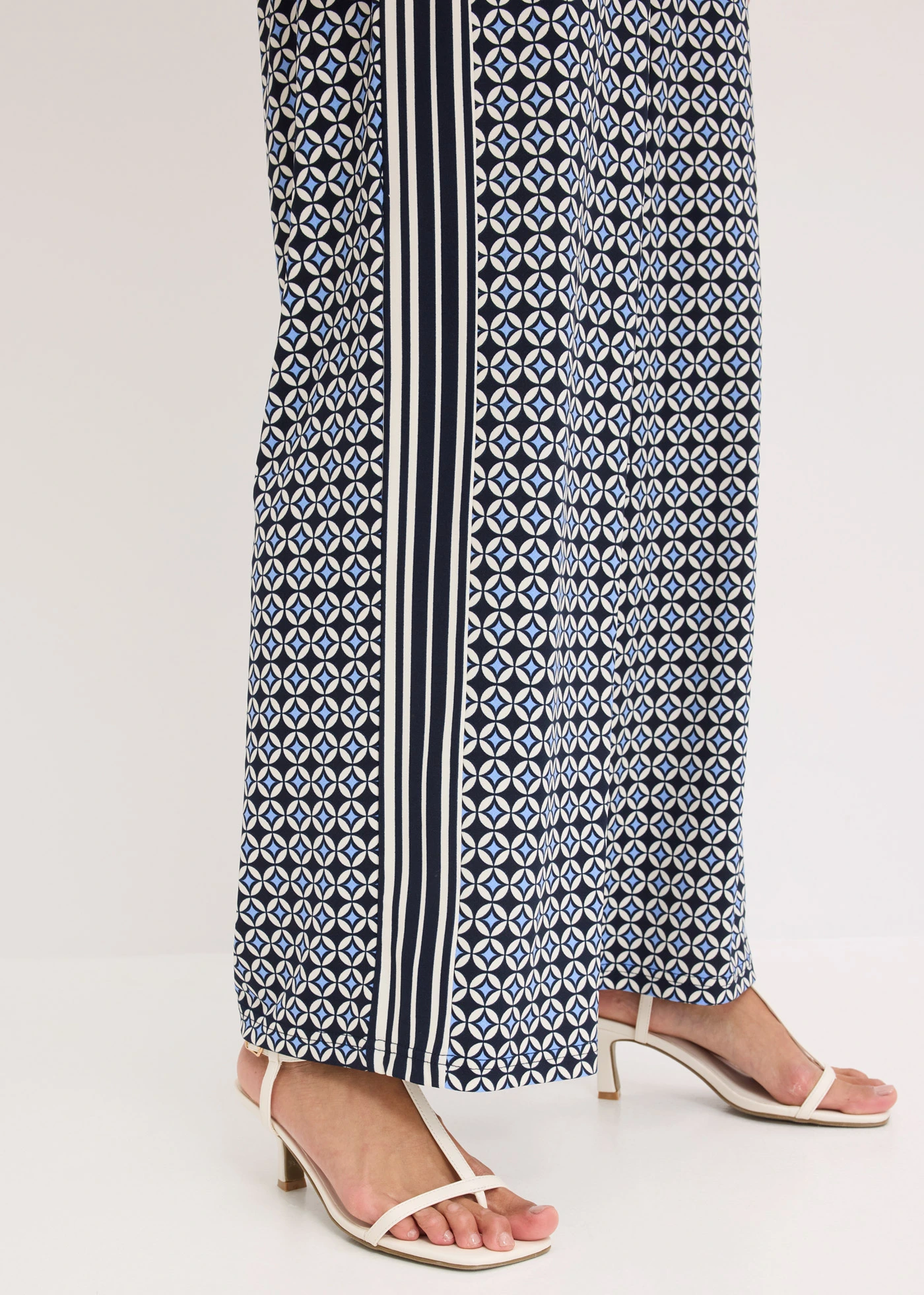 Pantaloni din jerse cu design minimalist • bleumarin/bej natur/albastru mediu cu imprimeu grafic • magazin bonprix