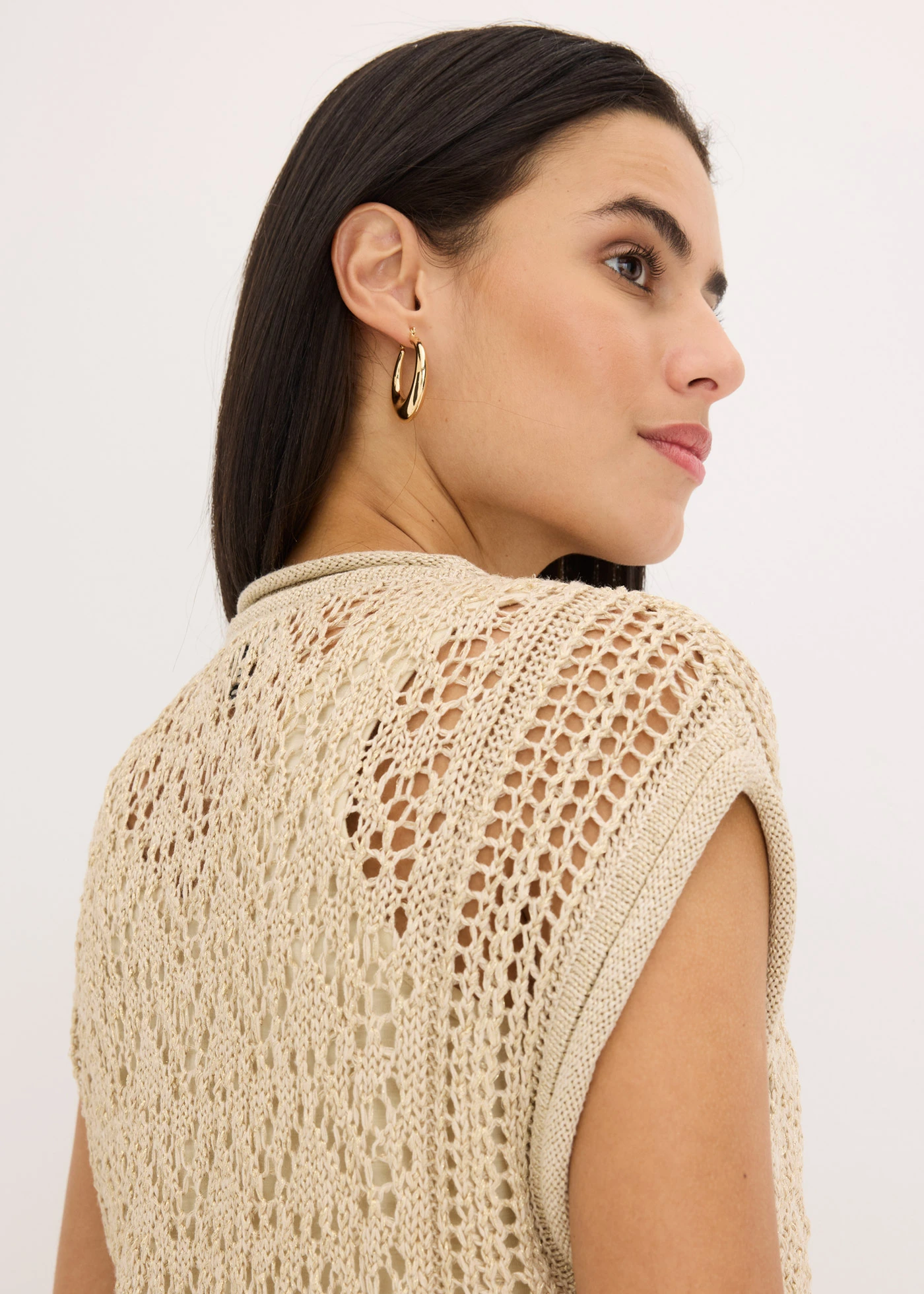 Gilet sans manches en maille ajourée et fil brillant • sable clair/doré métallisé • Boutique bonprix