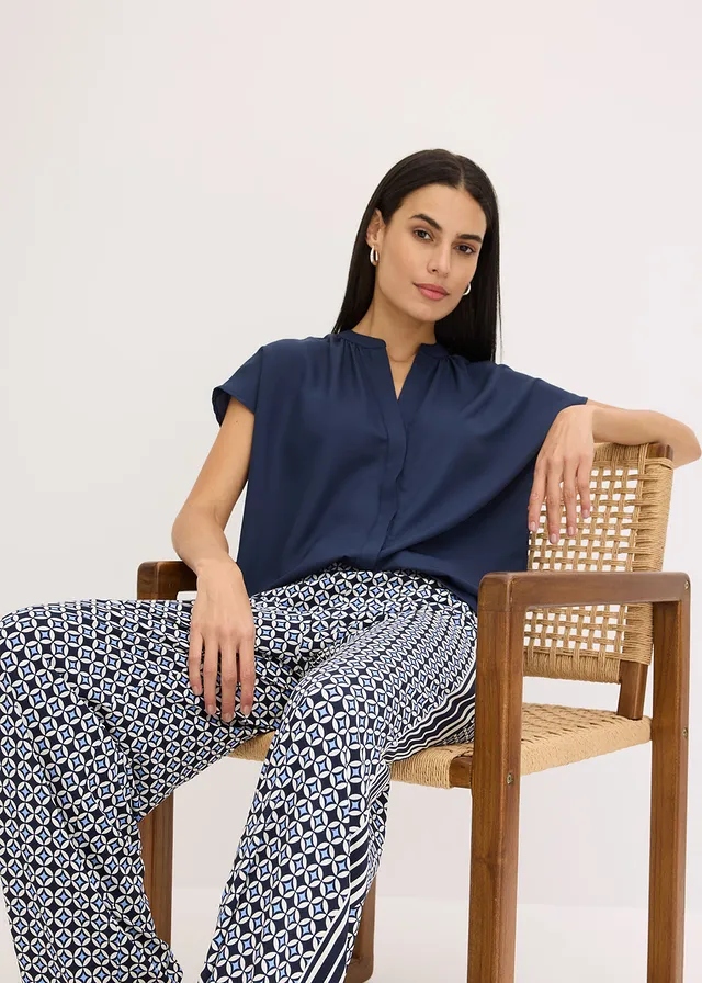 Bluză cu mâneci scurte, cu bandă de nasturi acoperită • bleumarin • magazin bonprix