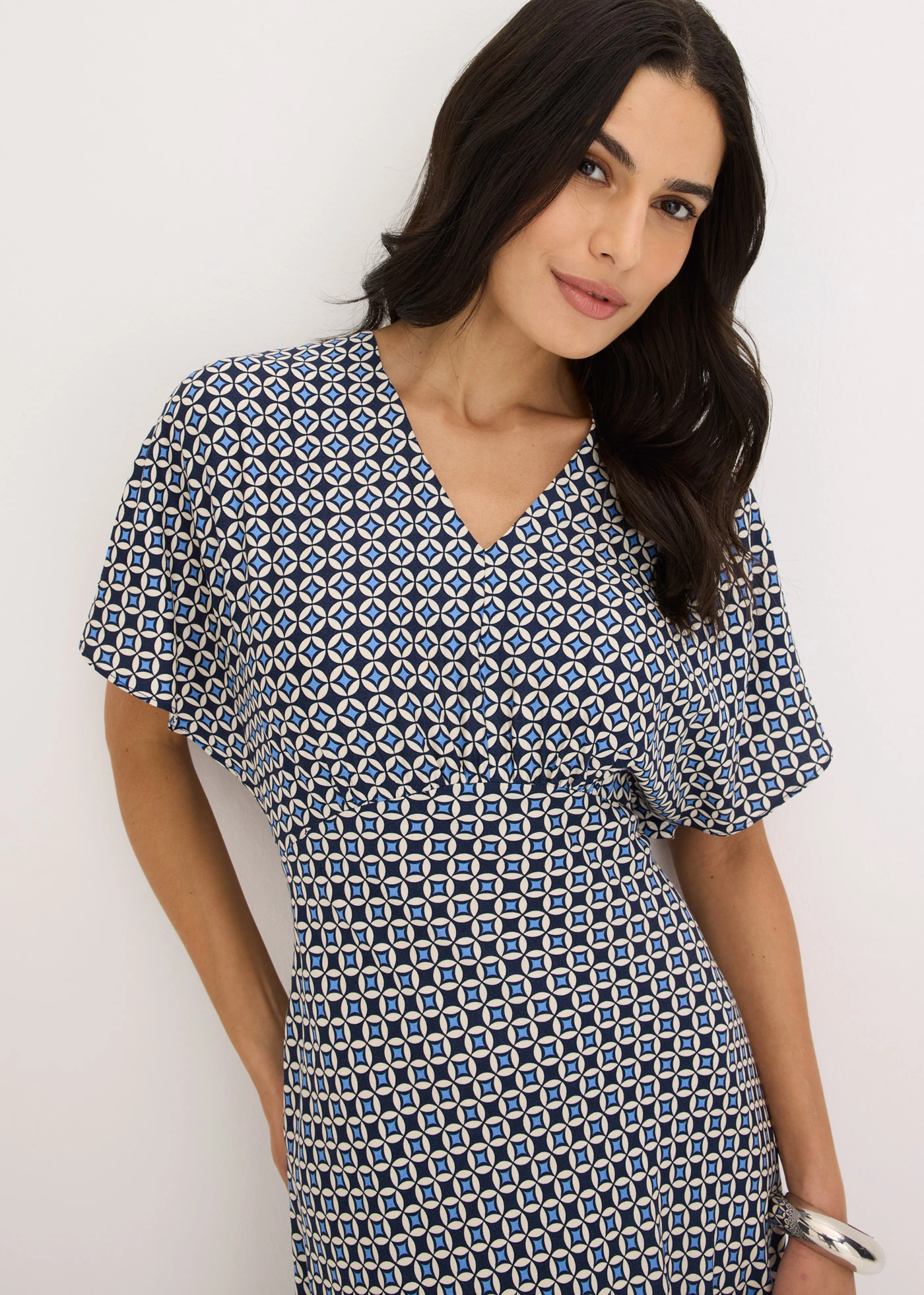 Rochie din viscoză fluidă • bej natur/bleumarin/albastru mediu cu imprimeu grafic • magazin bonprix