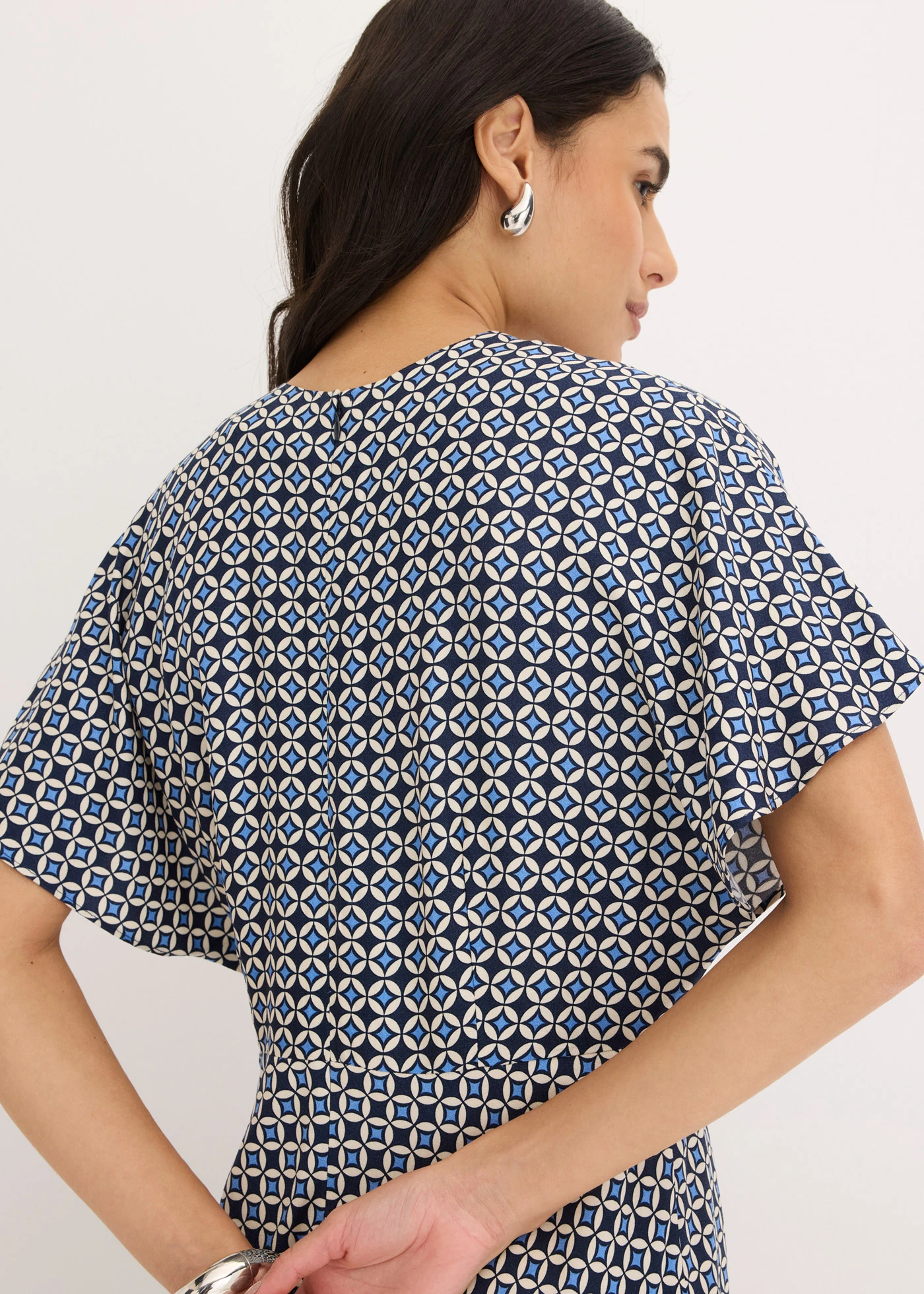 Rochie din viscoză fluidă • bej natur/bleumarin/albastru mediu cu imprimeu grafic • magazin bonprix