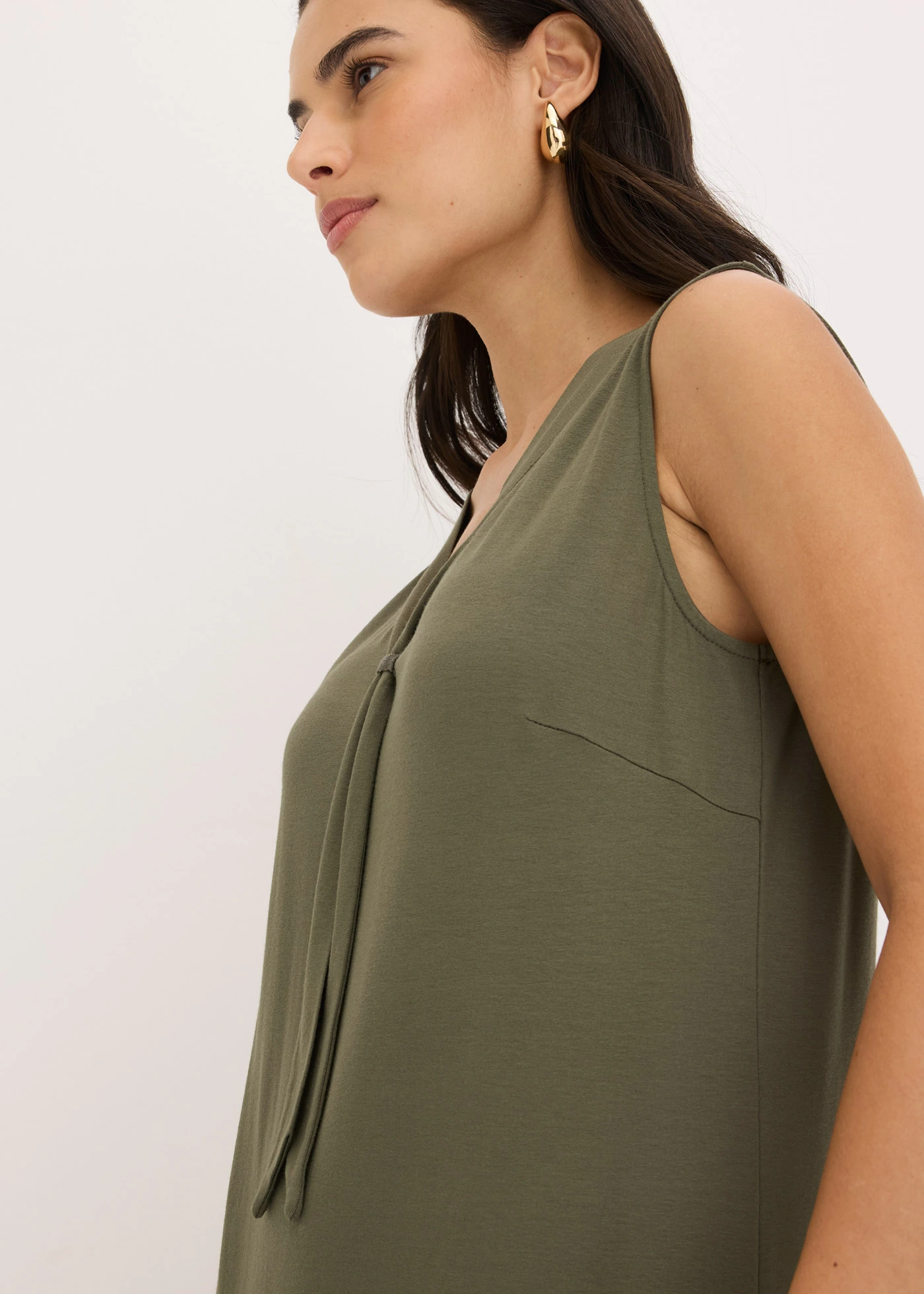 Úpletové šaty s vázačkou • tmavě olivová • bonprix obchod