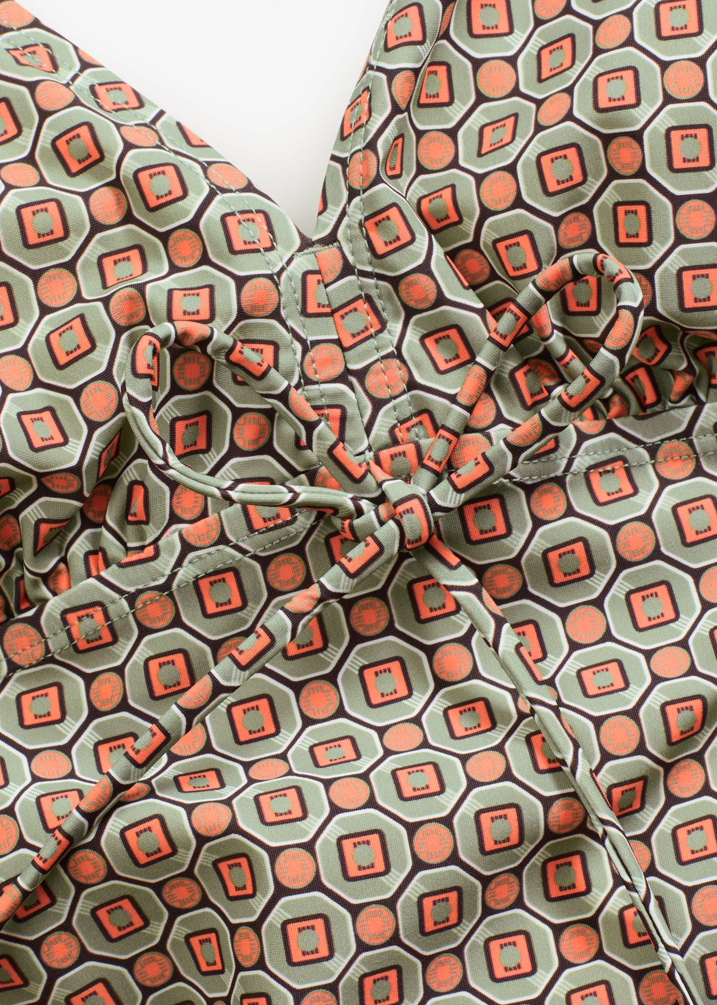 Stahovací jednodílné plavky s lehkým tvarujícím efektem • černo-červeno-khaki s grfickým vzorem • bonprix obchod