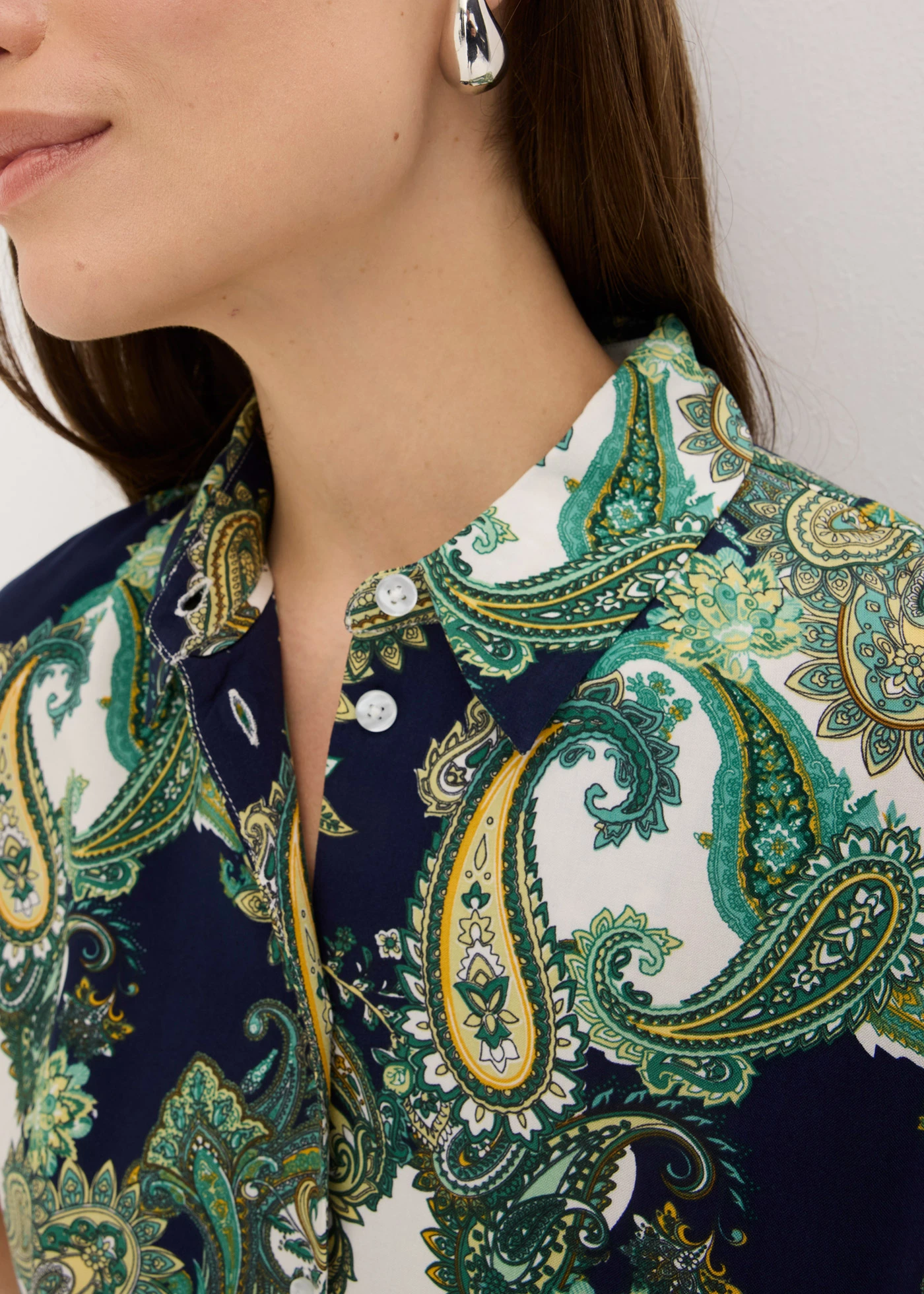 Halenka ze splývavé viskózy s potiskem • tmavě modro-bílo-světle zelená s kašmírovým potiskem • bonprix obchod