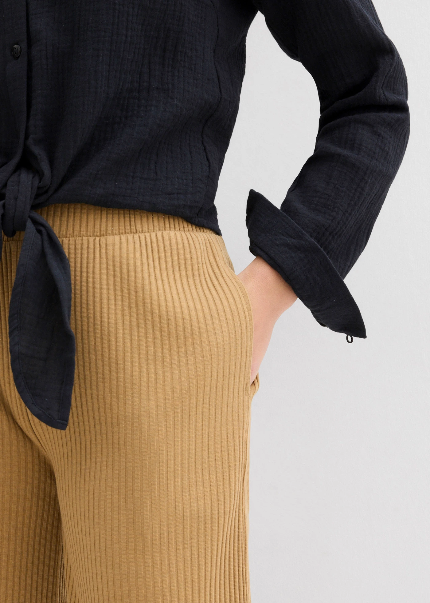 Žerzejové kalhoty z žebrovaného materiálu, s pohodlným pasem • khaki hnědá • bonprix obchod