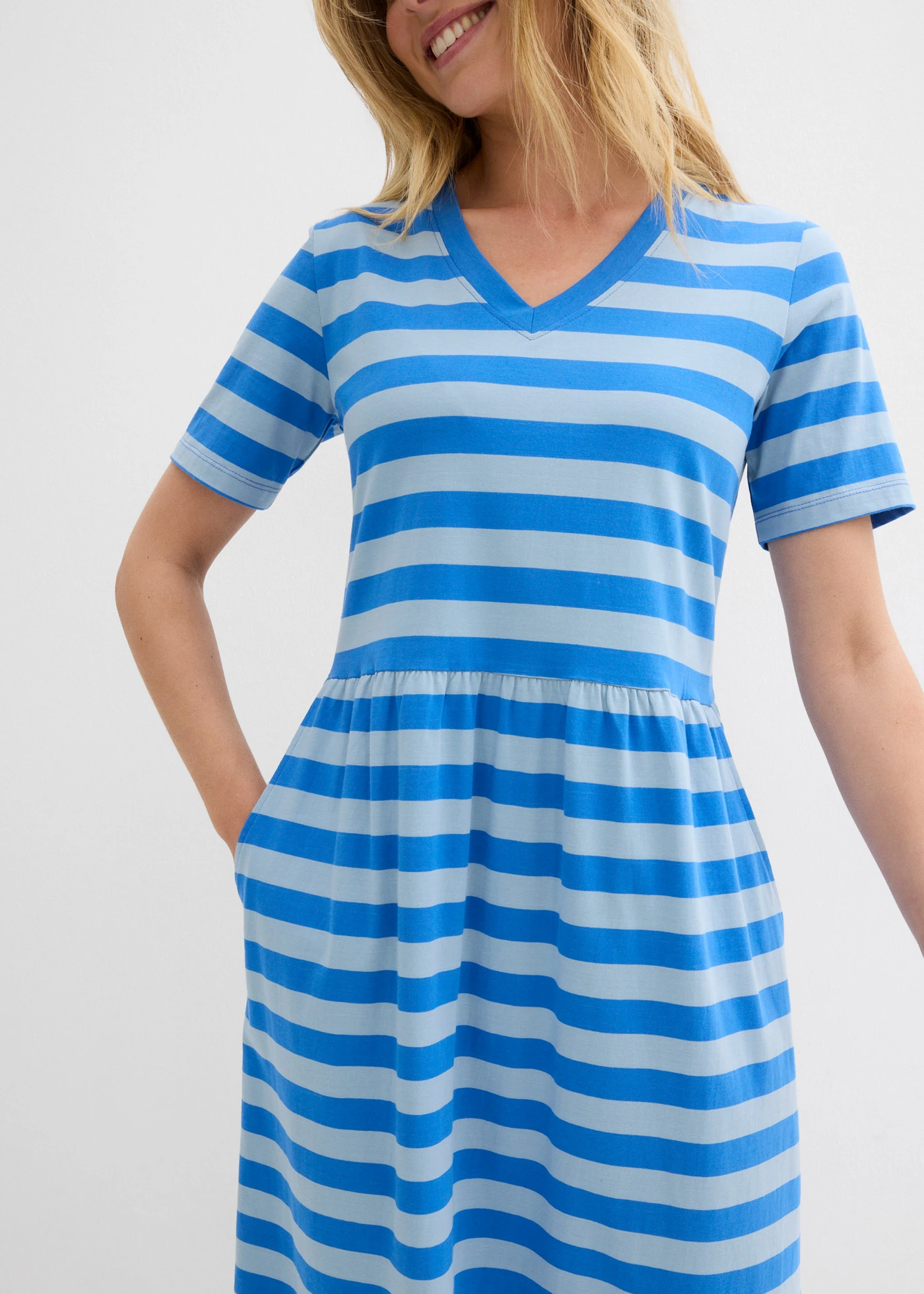 Žerzejové šaty z organické bavlny • ledovcově modro-ledově modrá s příčnými proužky • bonprix obchod