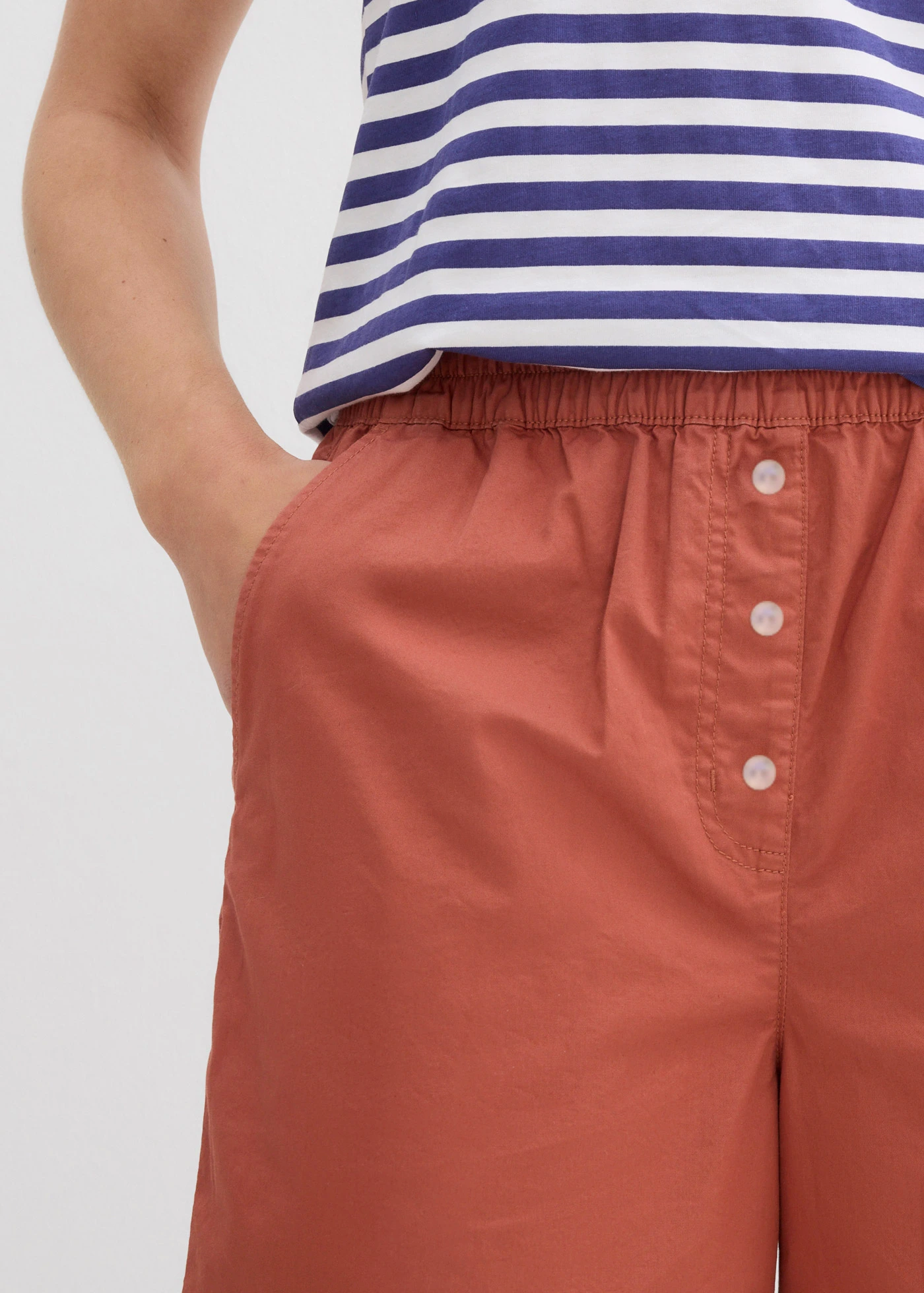 Bermude din material papertouch cu bumbac • maro-coniac • magazin bonprix