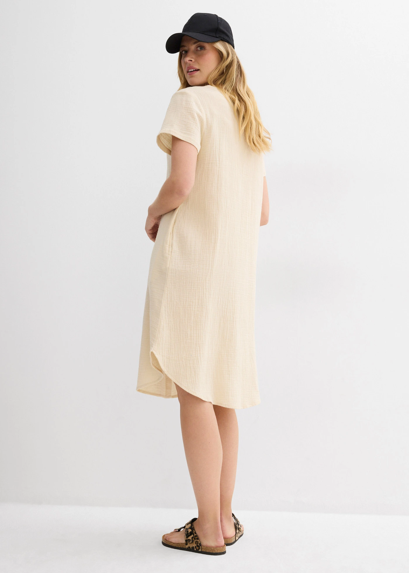 Blúzkové šaty, z jemného mušelínu • svetlopiesková • obchod bonprix