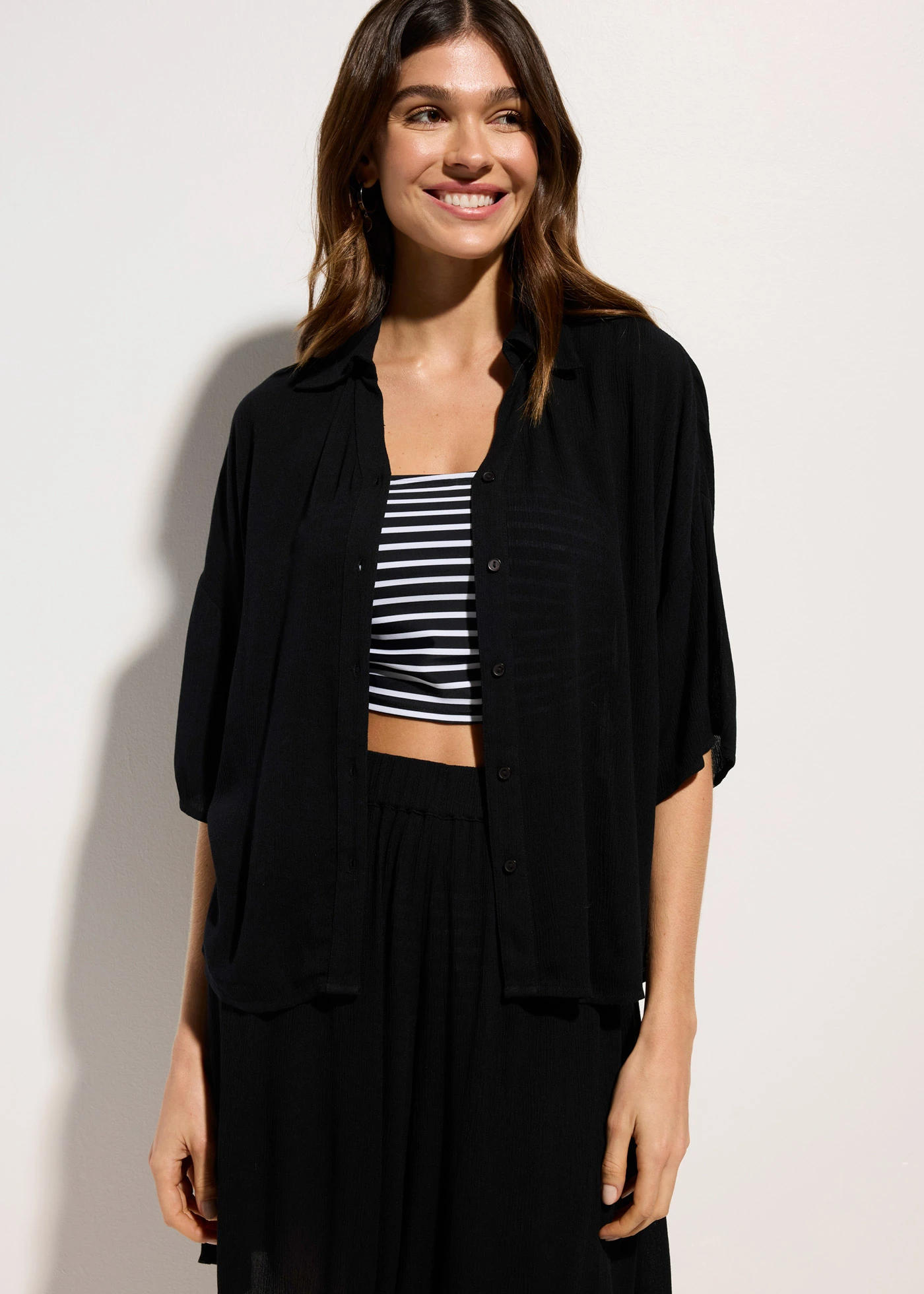 Krátká plážová halenka ze splývavé viskózy • černá • bonprix obchod