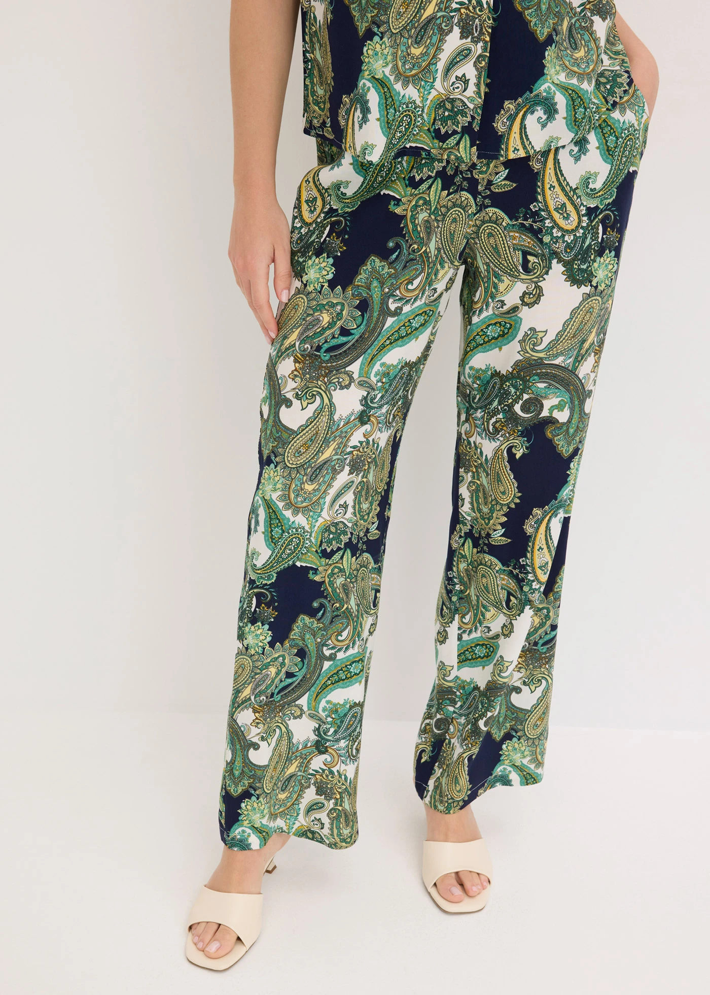 Pantalon imprimé en viscose fluide • bleu foncé-blanc-vert clair paisley • Boutique bonprix