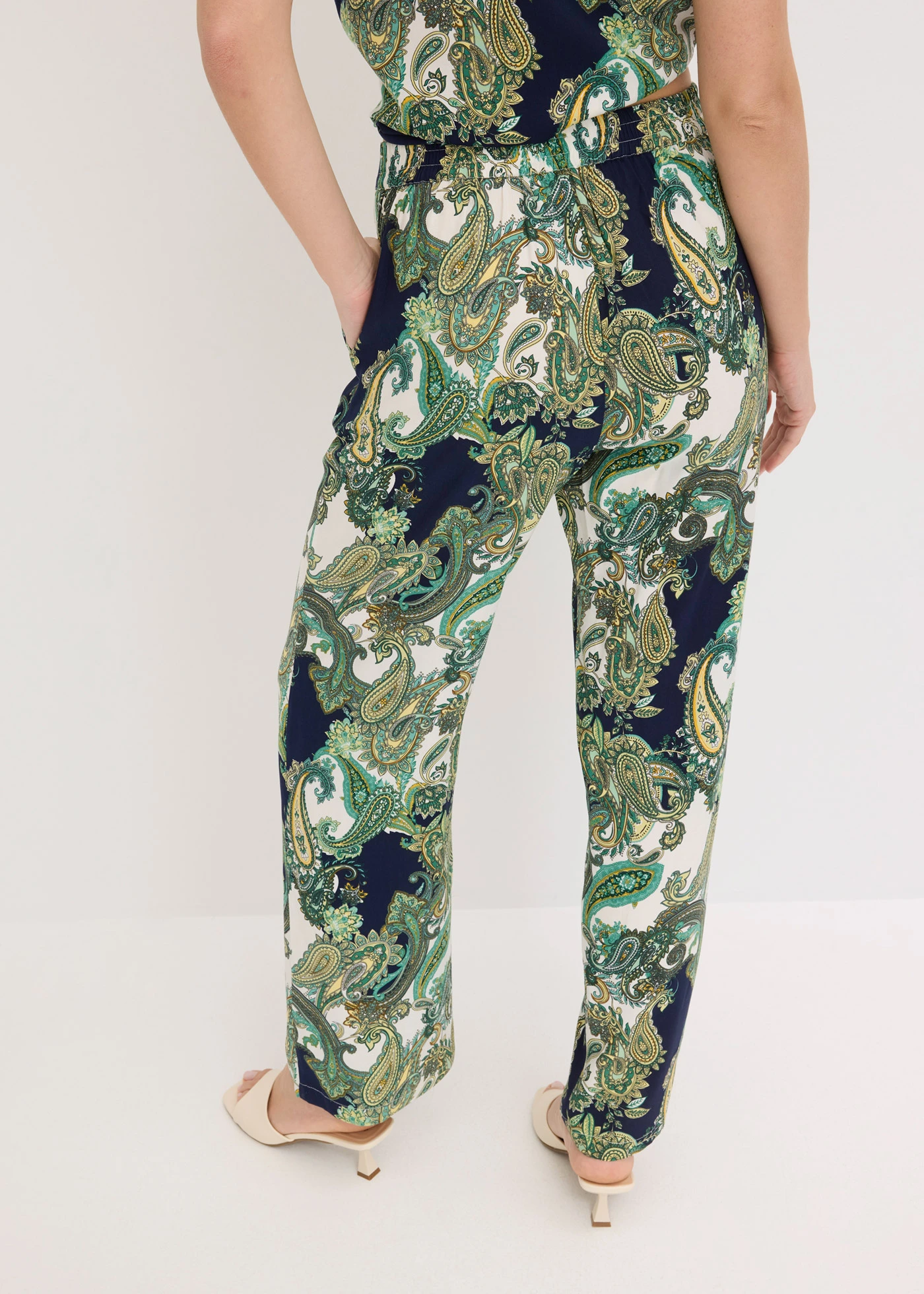 Pantalon imprimé en viscose fluide • bleu foncé-blanc-vert clair paisley • Boutique bonprix