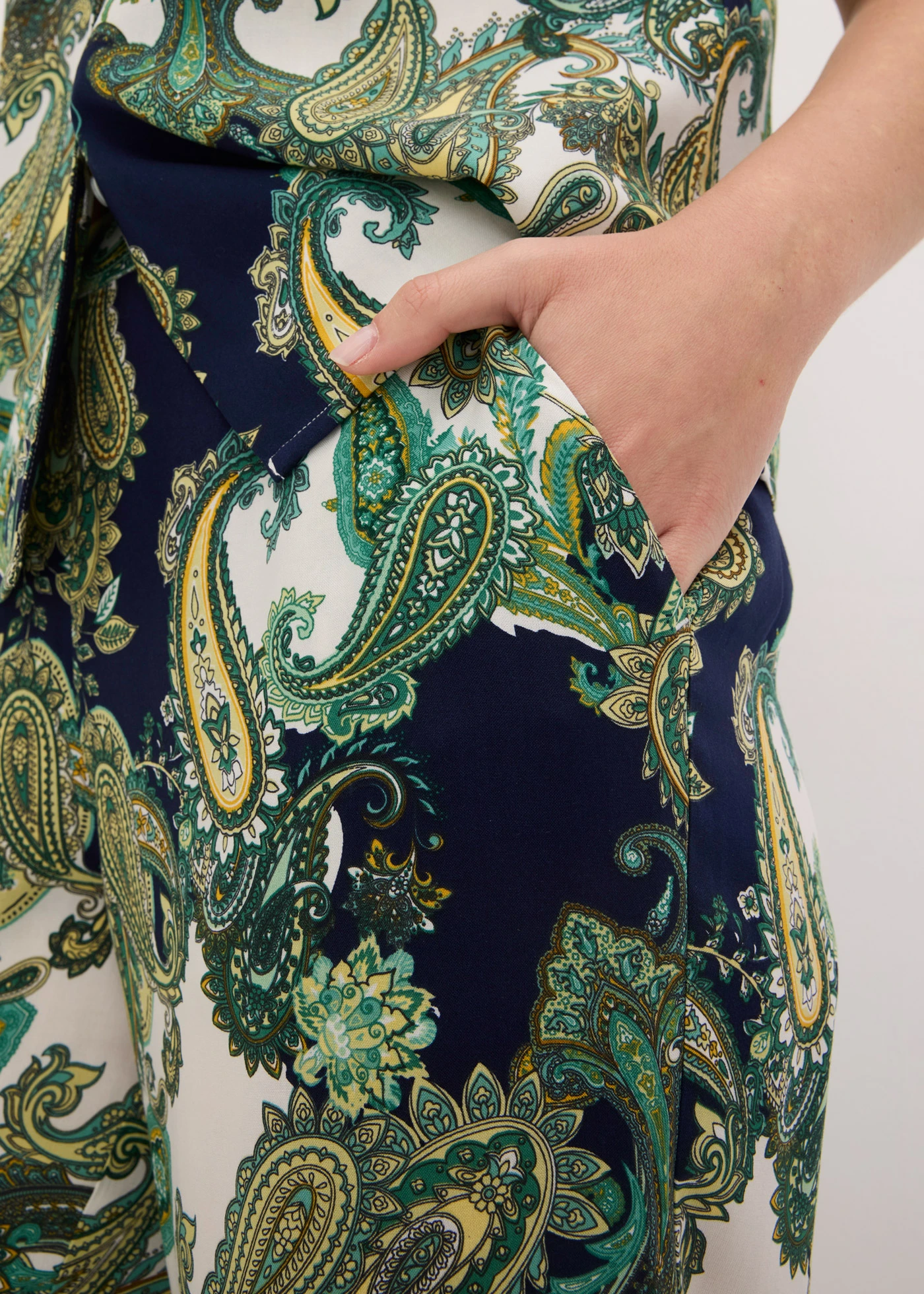 Pantalon imprimé en viscose fluide • bleu foncé-blanc-vert clair paisley • Boutique bonprix