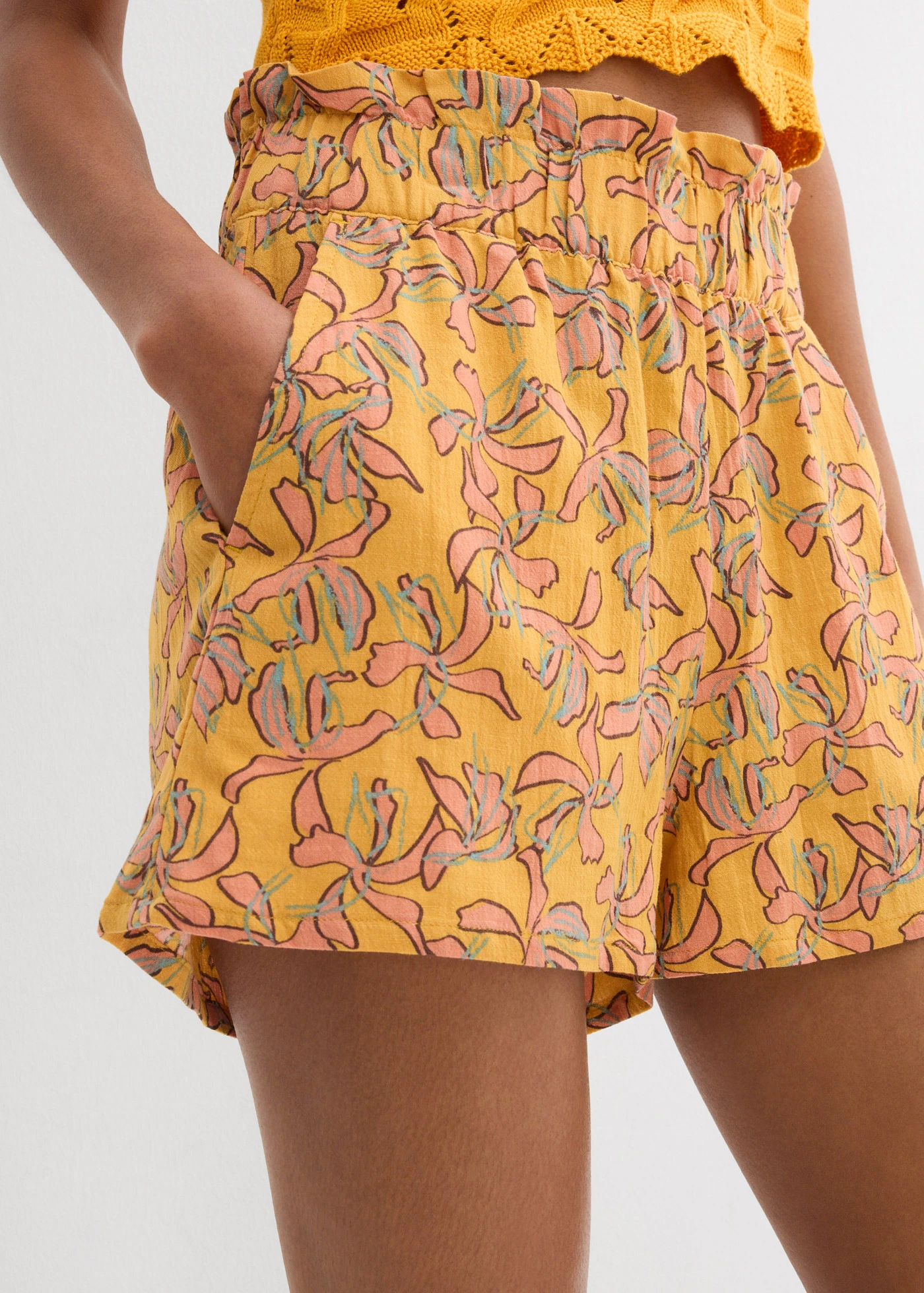 Šortky ze směsi bavlny a viskózy • medově hnědo-matně mandarinková s květy • bonprix obchod