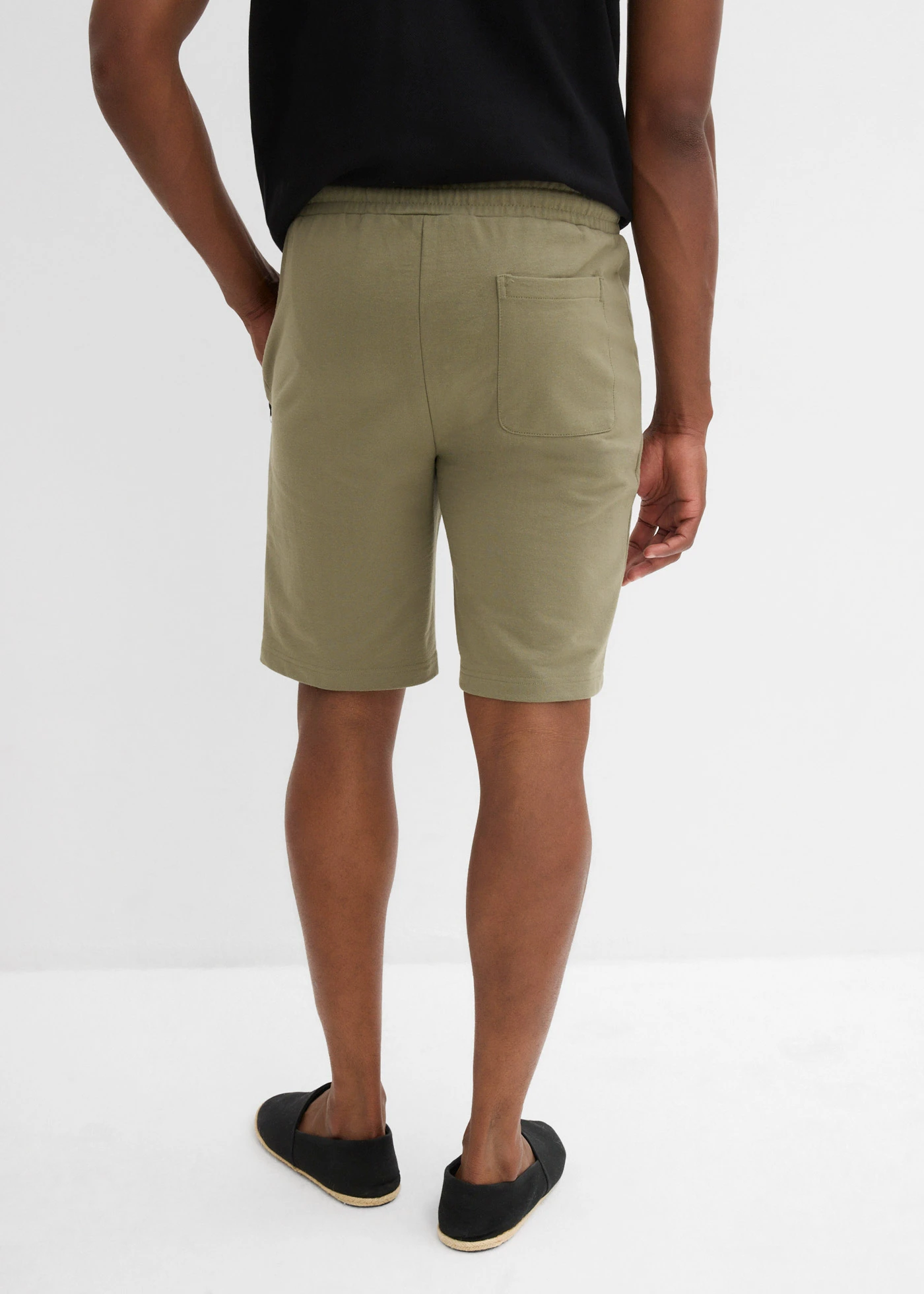 Bermuda sweat avec poches latérales zippées • olive • Boutique bonprix