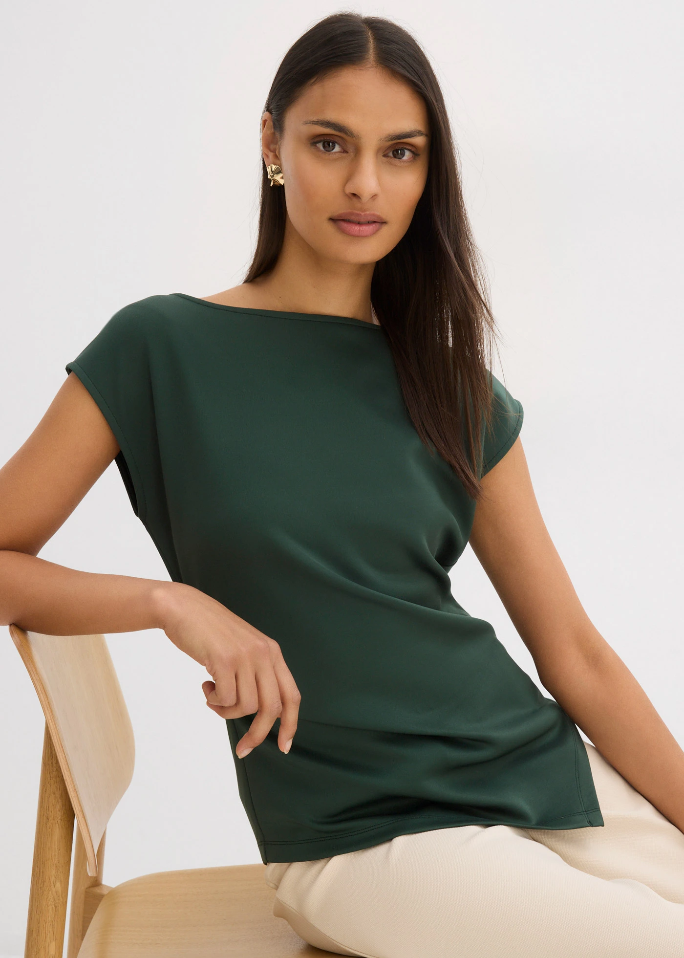 Top asymétrique en matière néoprène • vert feuille • Boutique bonprix