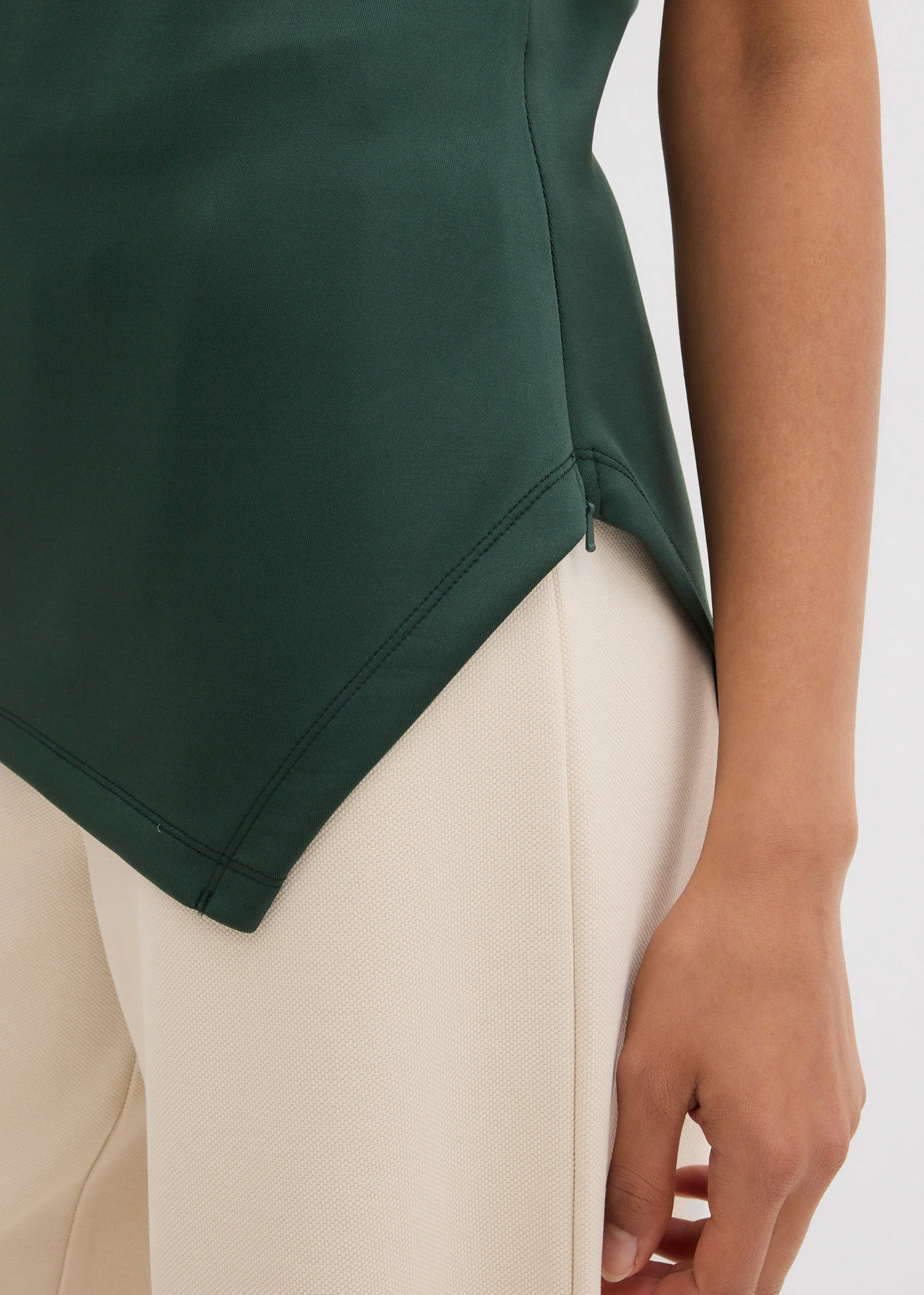 Top asymétrique en matière néoprène • vert feuille • Boutique bonprix