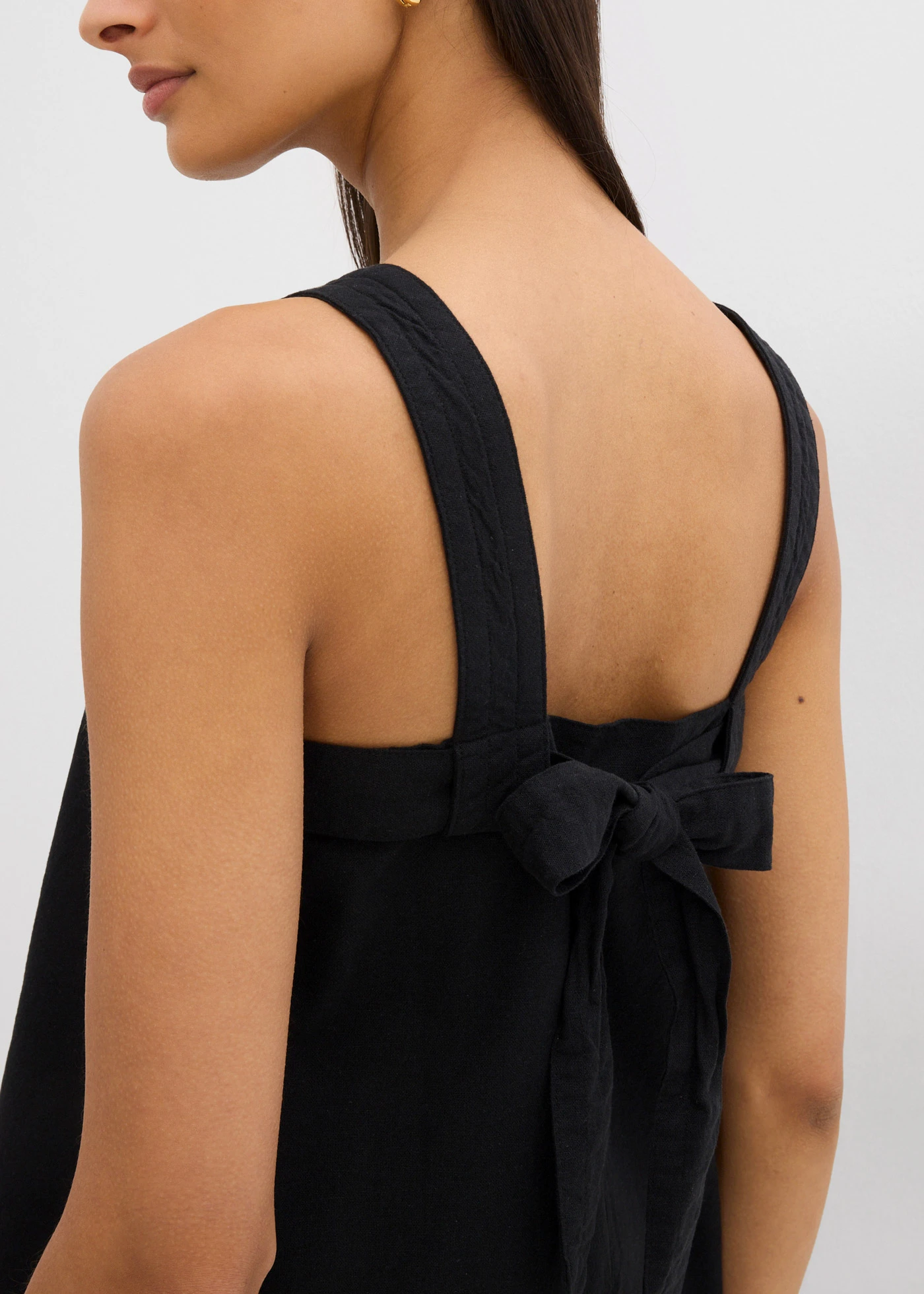 Blouse in een viscosemix met strikdetail aan de achterkant • zwart • bonprix online shop