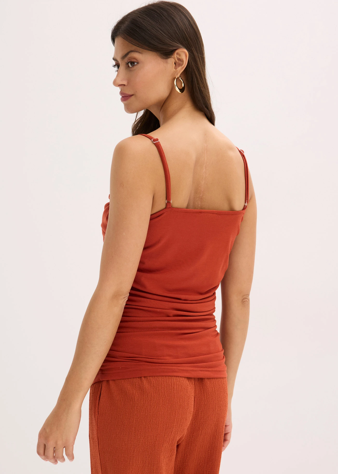 Top s úzkými ramínky a nařasením • rezavě hnědá • bonprix obchod