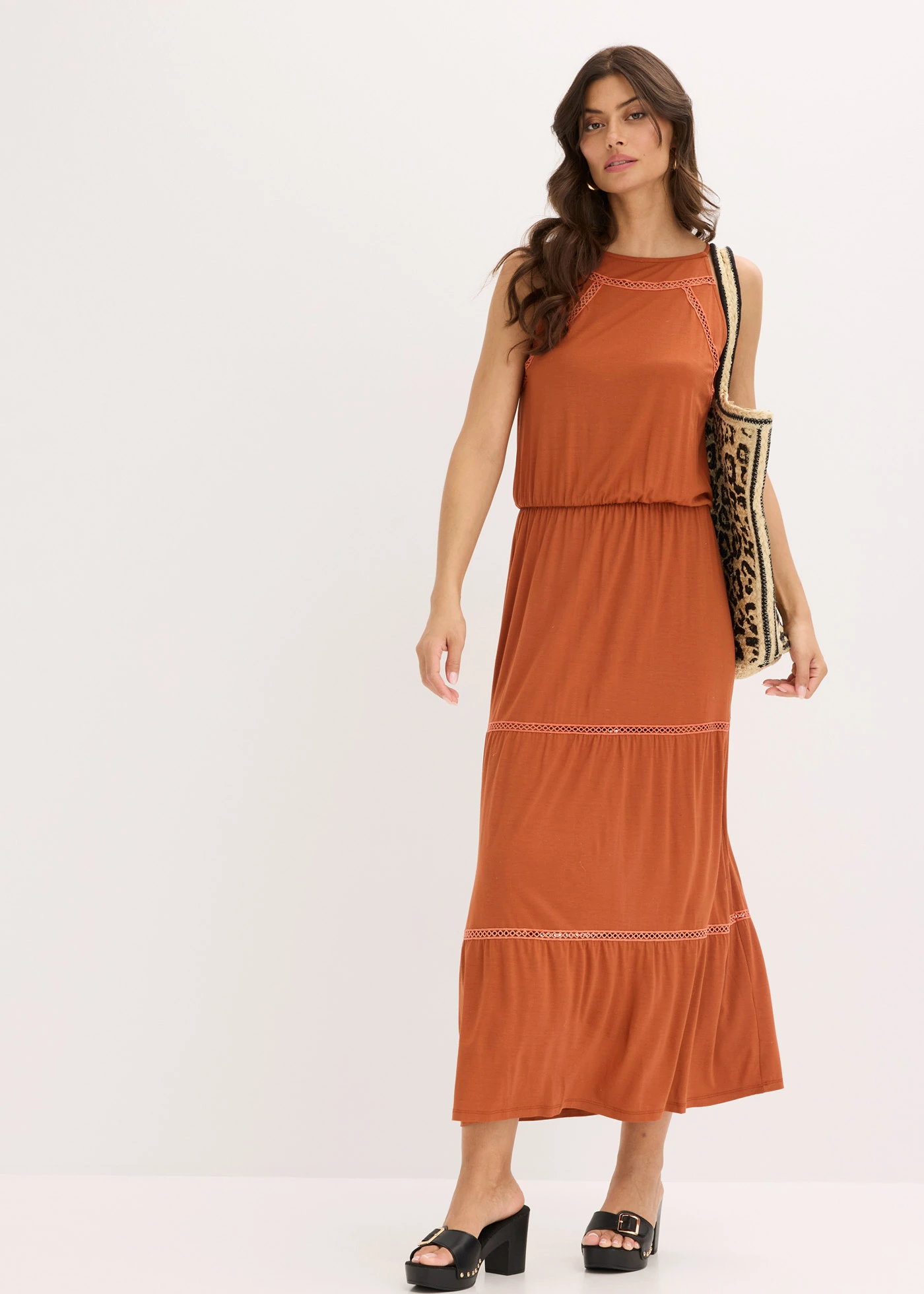 Maxi šaty s háčkovanými vsadkami • rezavě hnědá • bonprix obchod