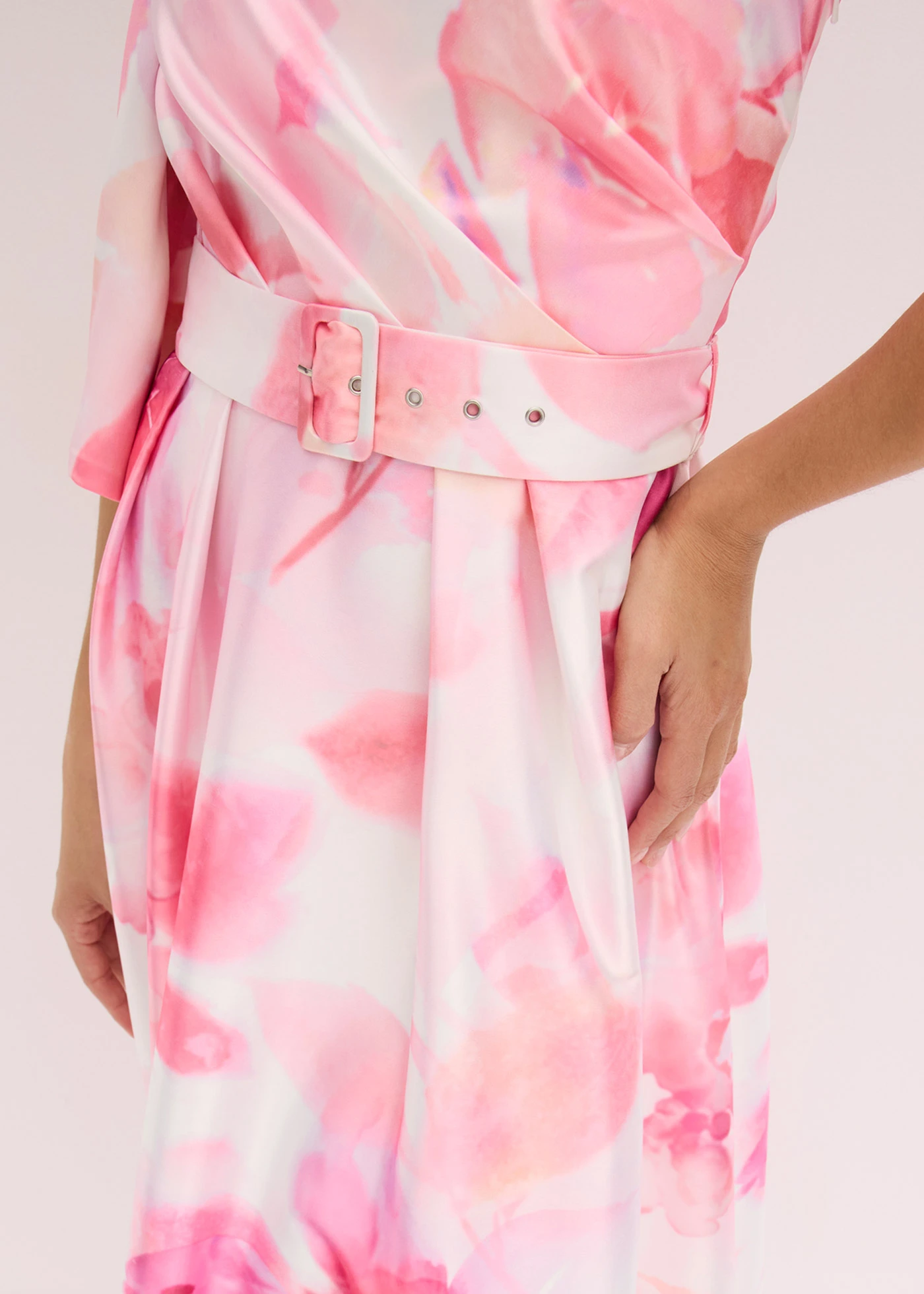 Egyvállas ruha fénylő szaténból • fehér-pink virágmintás • bonprix áruház