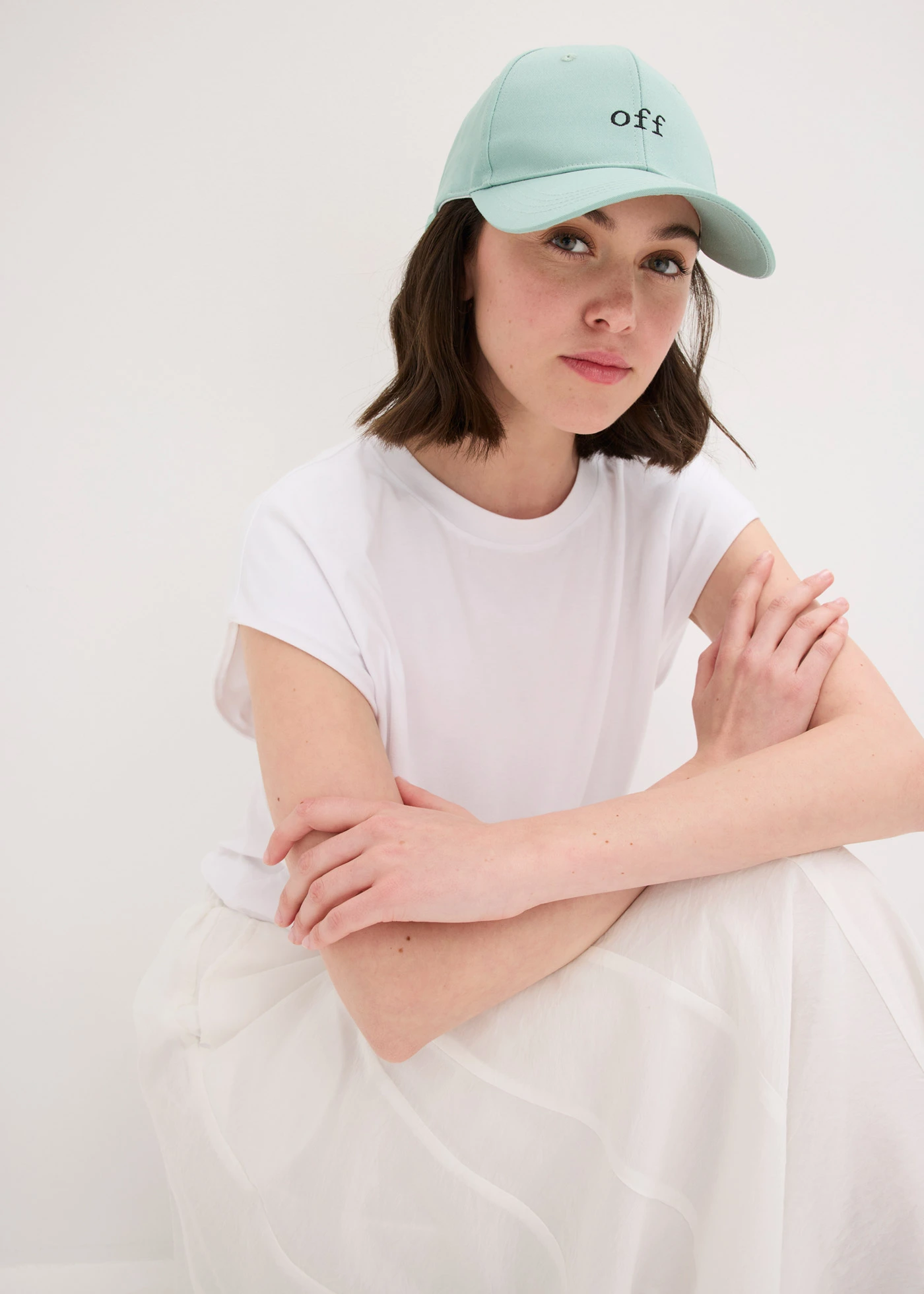 Czapka z daszkiem z haftem • zielony trzcinowy • sklep bonprix