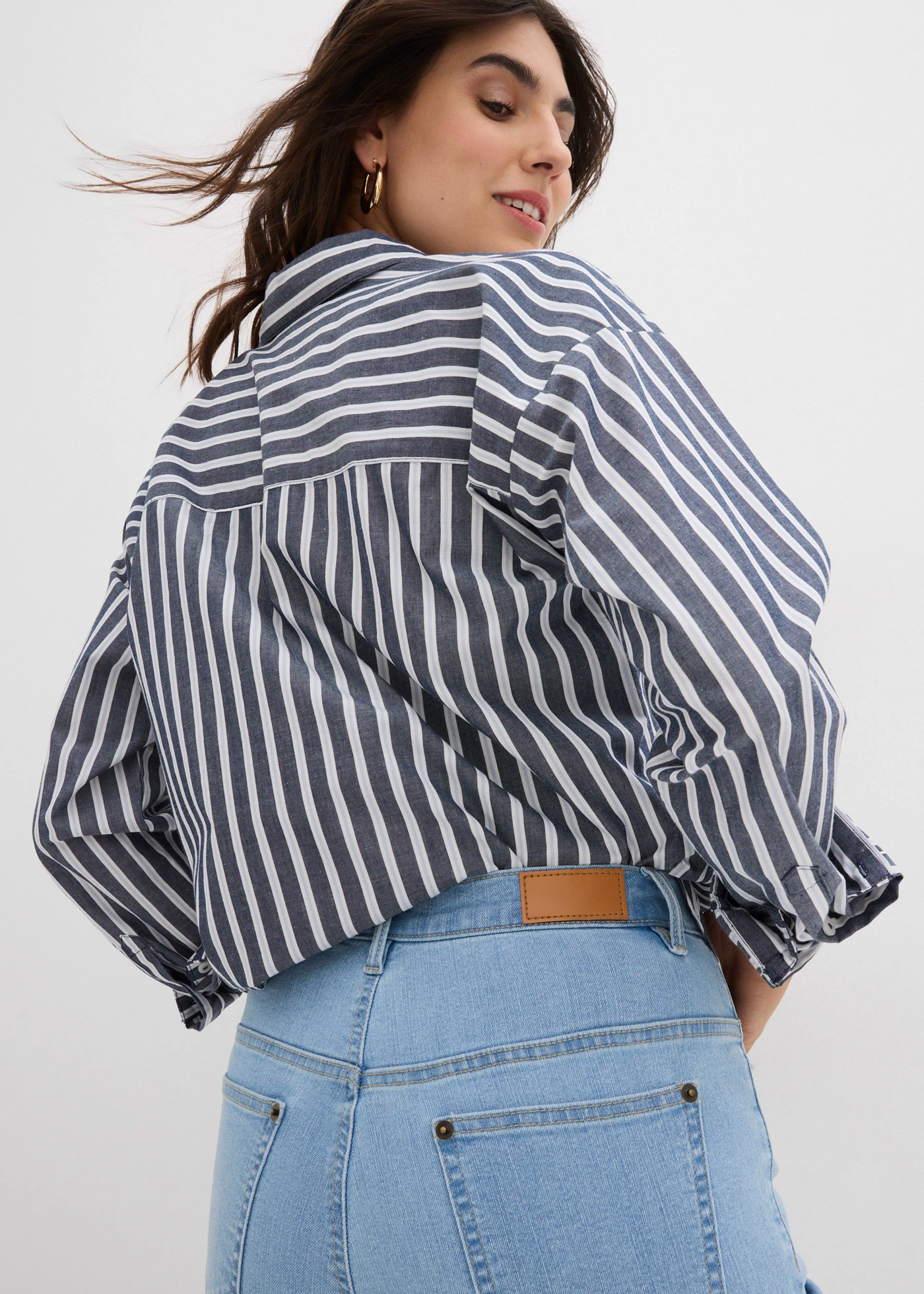 Mom jeans met high waist en stretch • ijsblauw denim used • bonprix online shop