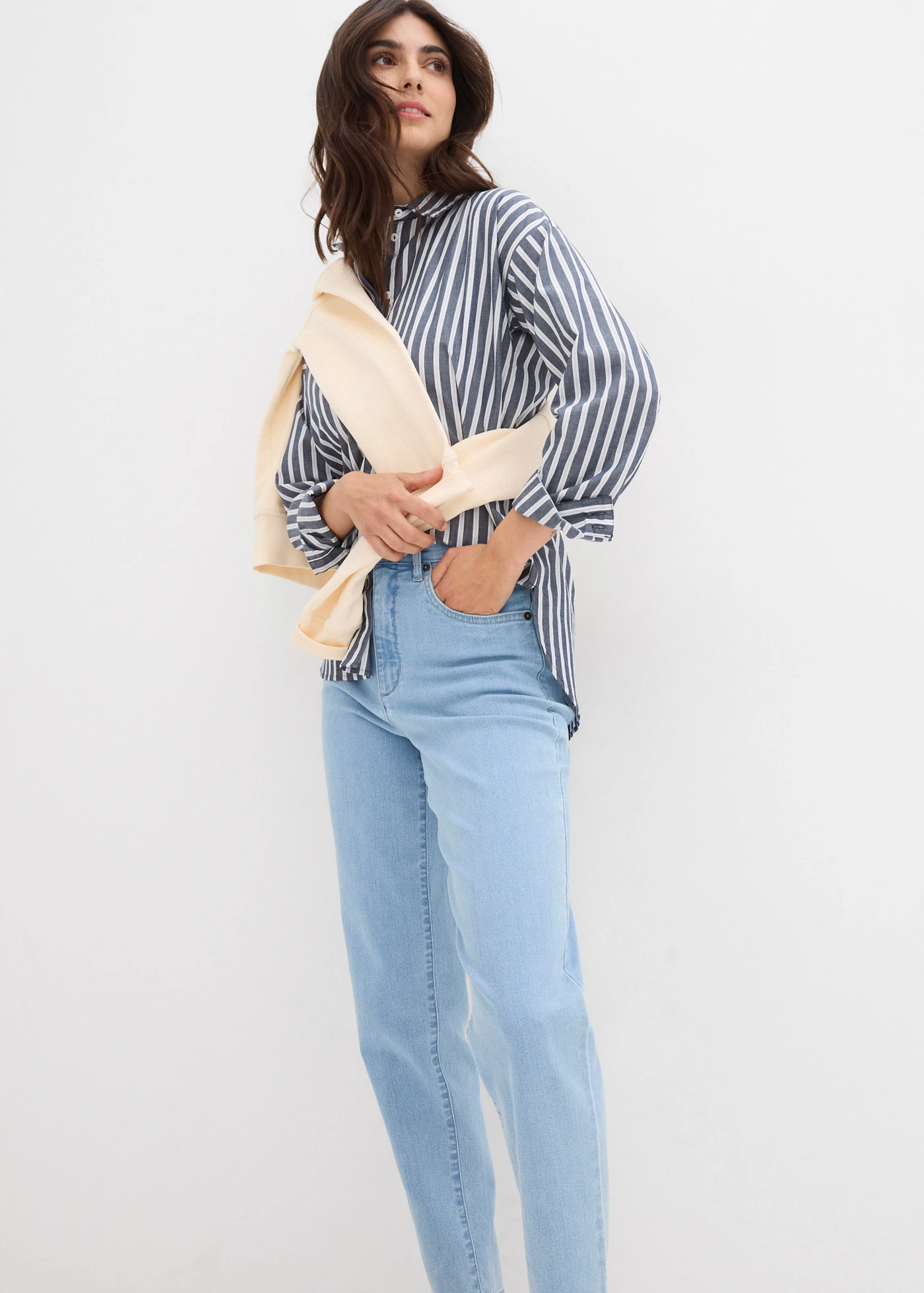 Mom jeans met high waist en stretch • ijsblauw denim used • bonprix online shop