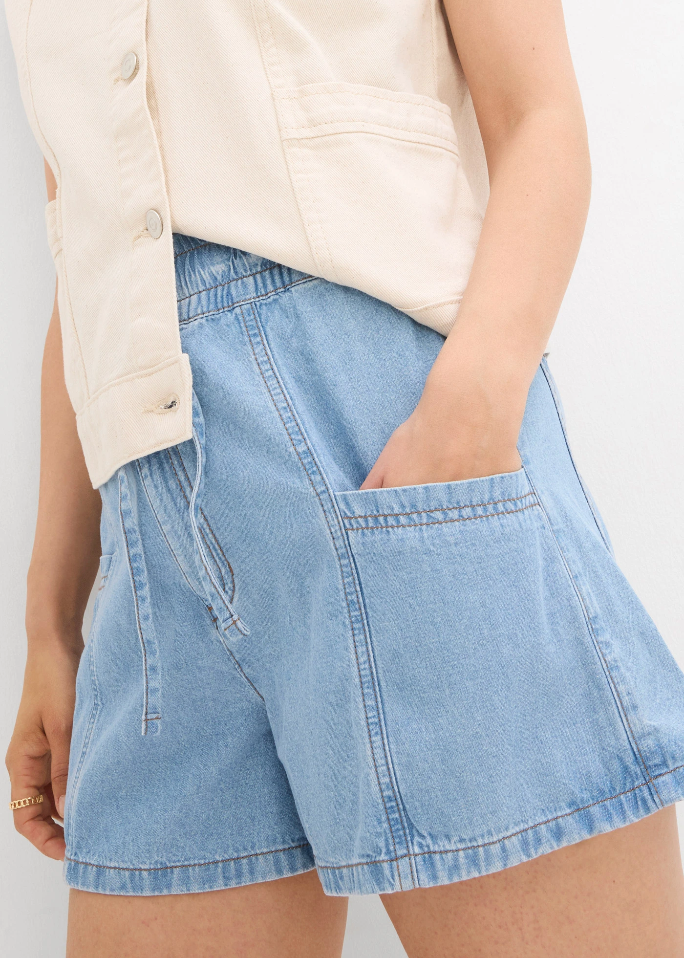 Szorty jeansowe high waist, wygodny pas • lodowy niebieski denim "used" • sklep bonprix