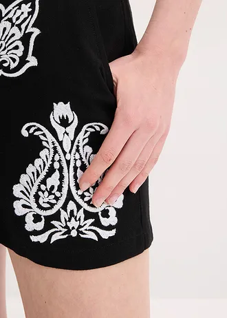 Szorty z haftem z miękkiej mieszanki wiskozy • czarno-biały • sklep bonprix