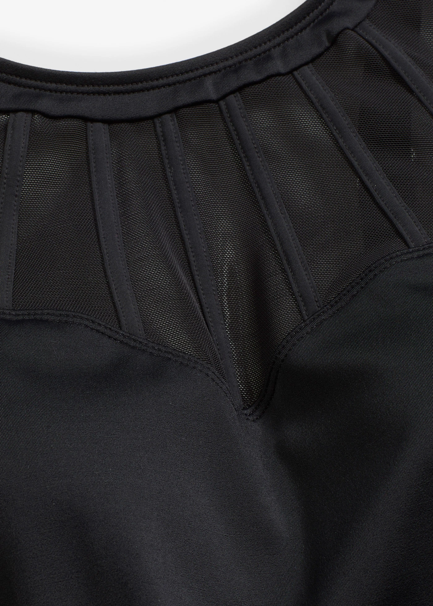 Stahovací koupací šaty s průhlednou síťovinou, střední tvarující efekt • černá • bonprix obchod