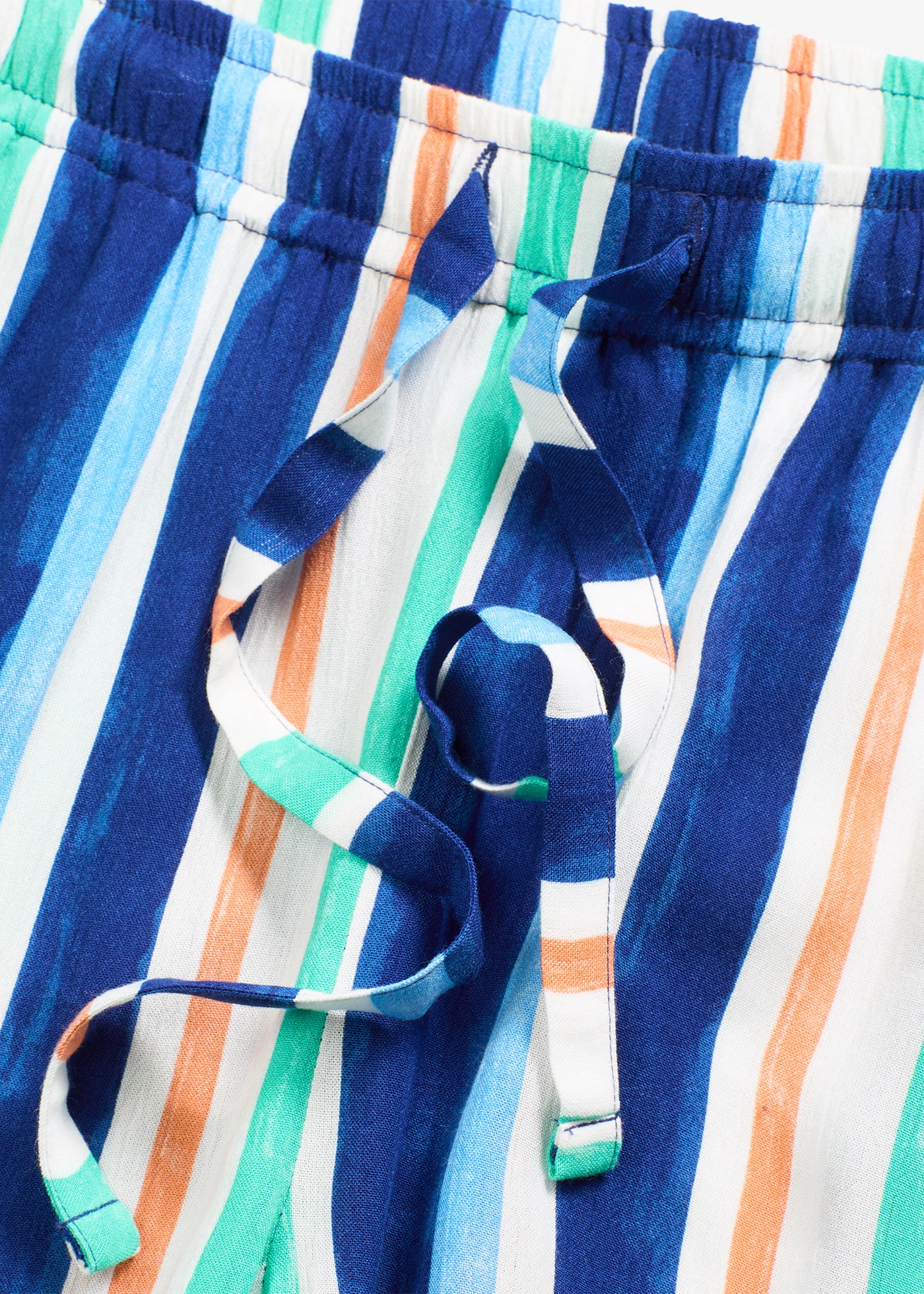 Pantaloni scurți cu elastic și șiret în talie, din viscoză fină • albastru arctic-bleu-alb cu dungi • magazin bonprix