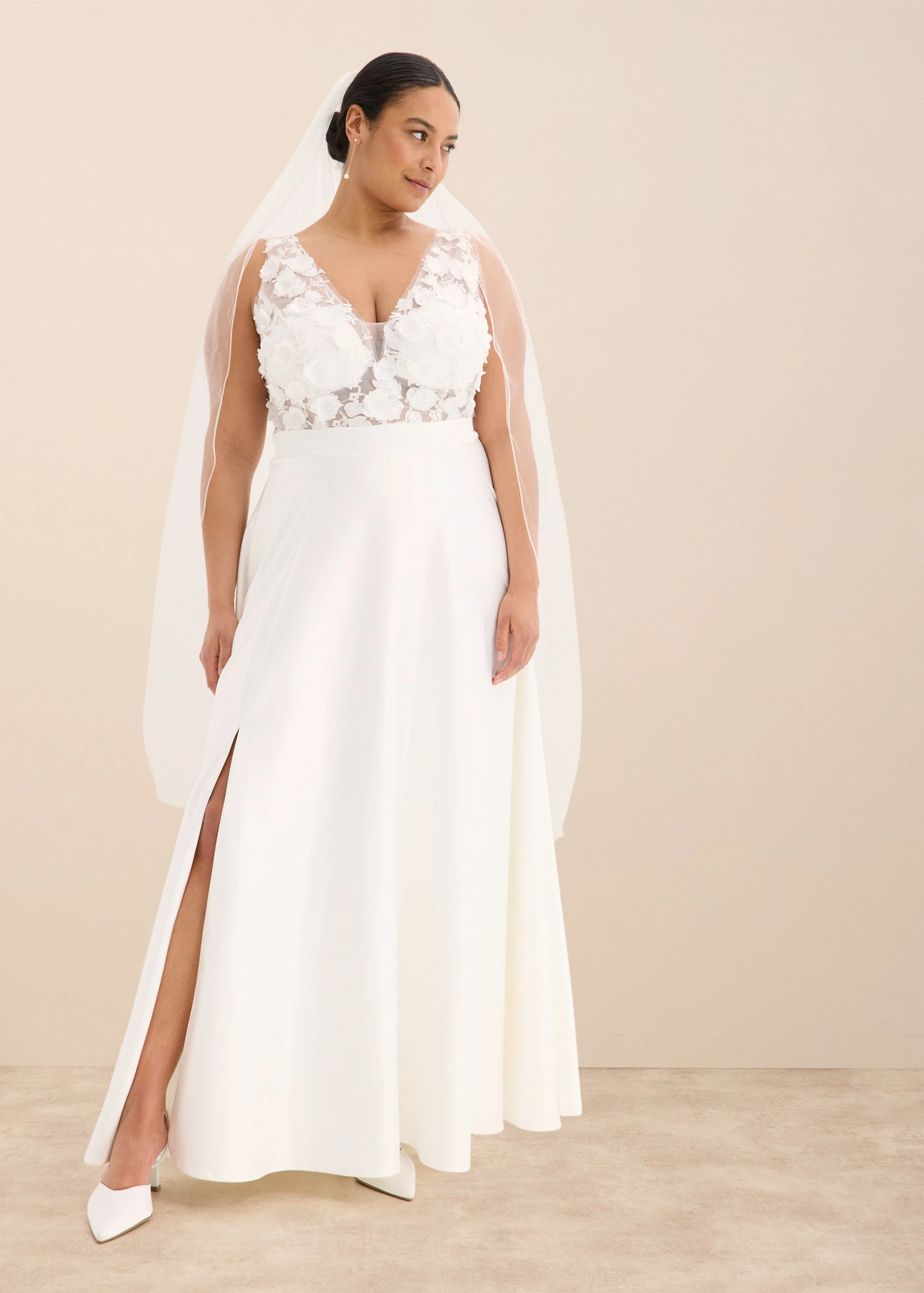 Trouwjurk van glanzend satijn met bloemenapplicatie • wolwit plus size • bonprix online shop