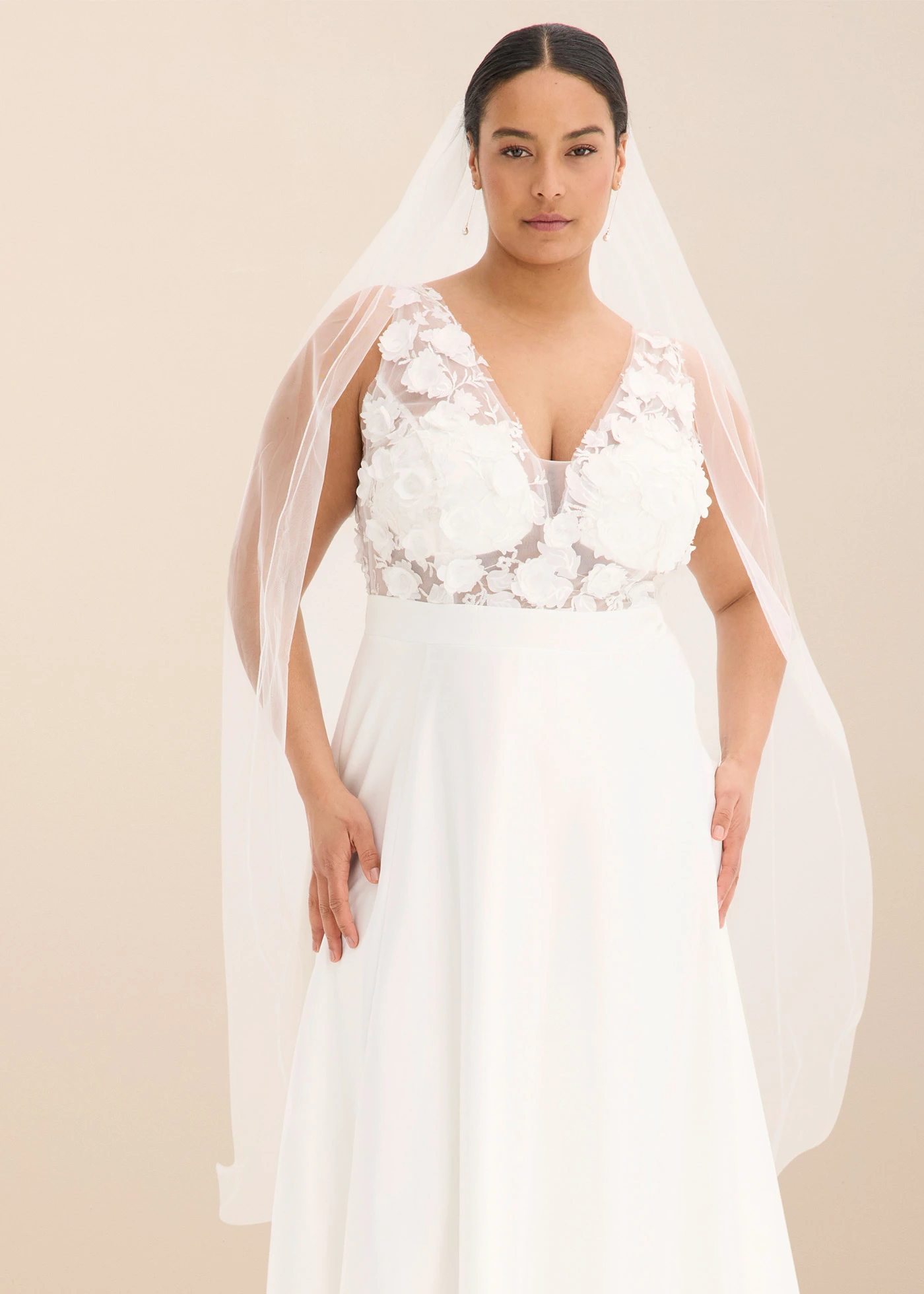 Trouwjurk van glanzend satijn met bloemenapplicatie • wolwit plus size • bonprix online shop