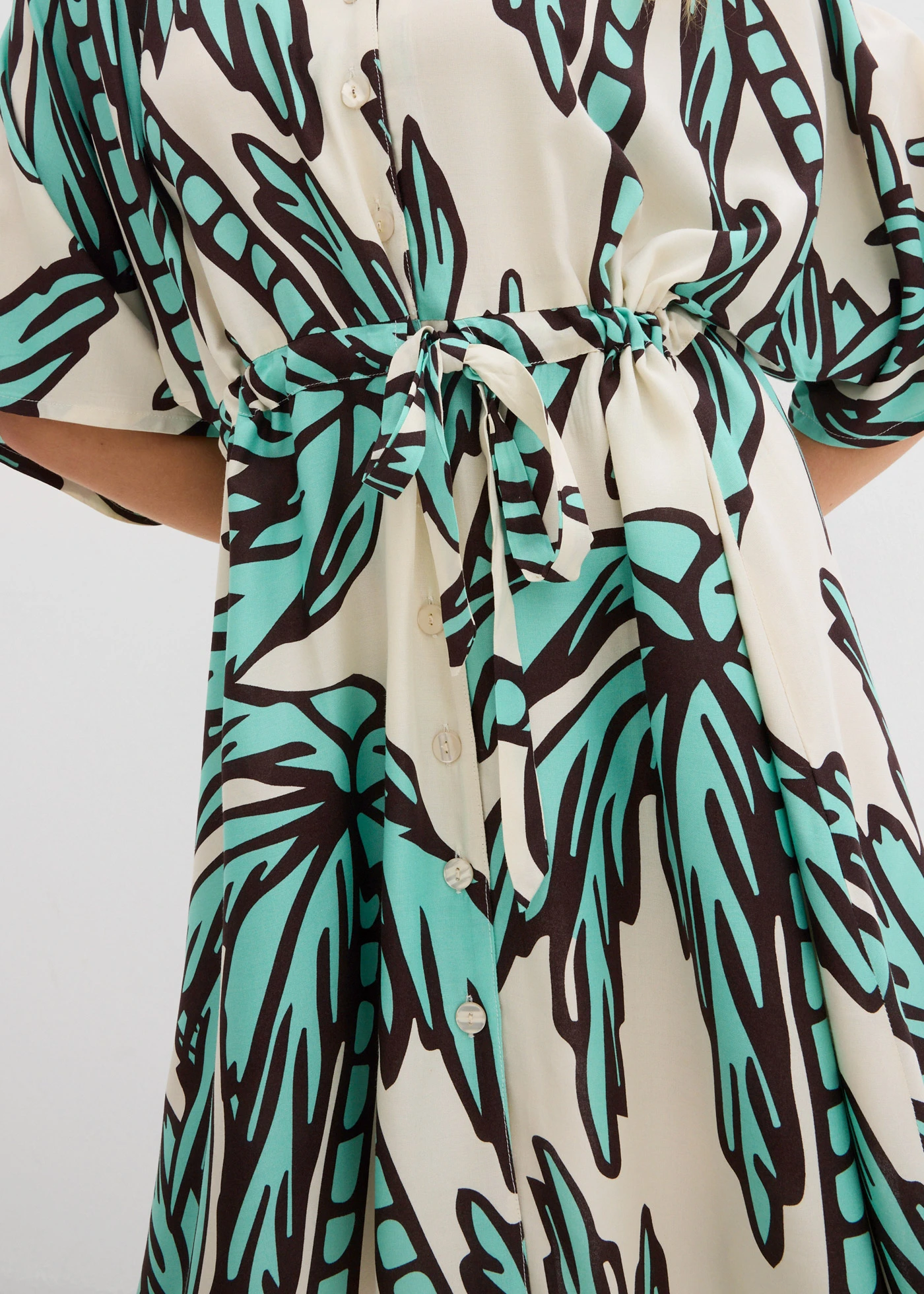 Minišaty s kimonovými rukávy, ze splývavé viskózy • přírodní-tmavě hnědo-mentolově modrá s květy • bonprix obchod