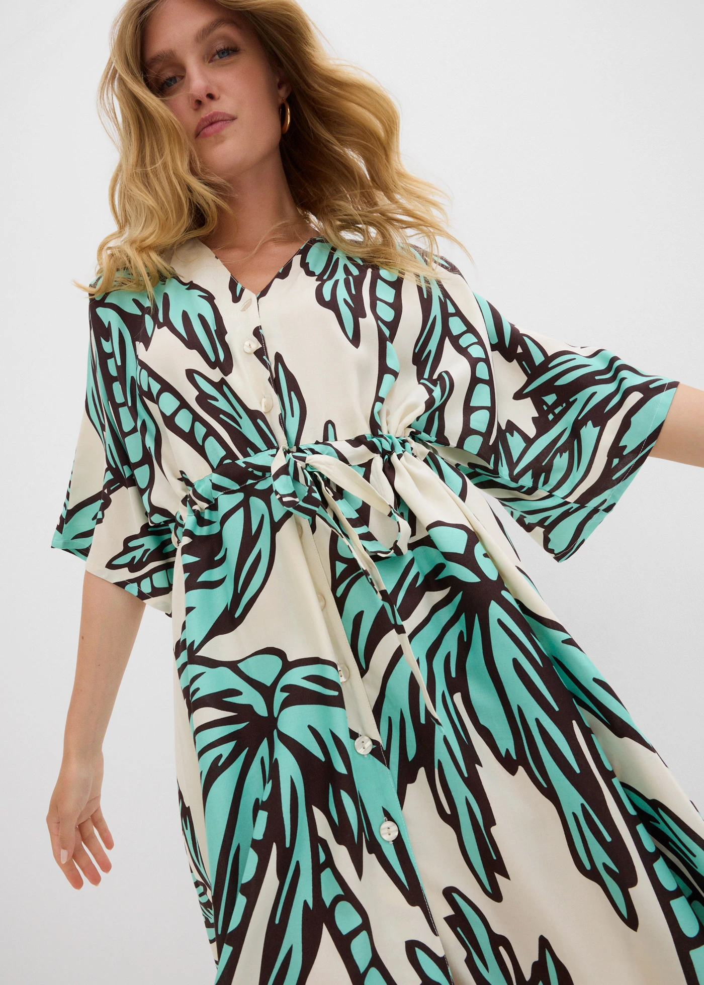 Minišaty s kimonovými rukávy, ze splývavé viskózy • přírodní-tmavě hnědo-mentolově modrá s květy • bonprix obchod