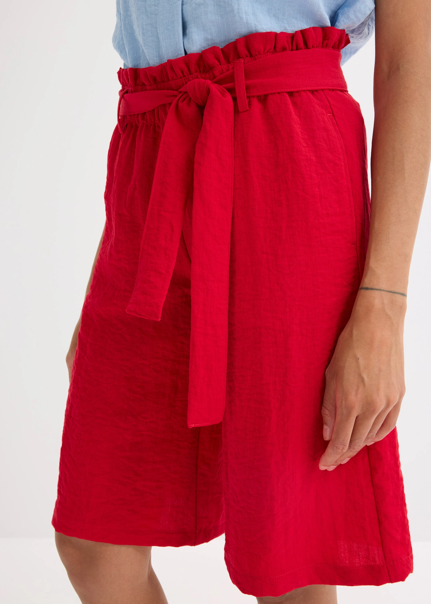 Bermuda fluide à taille élastiquée • rouge profond • product-page.page-title-suffix