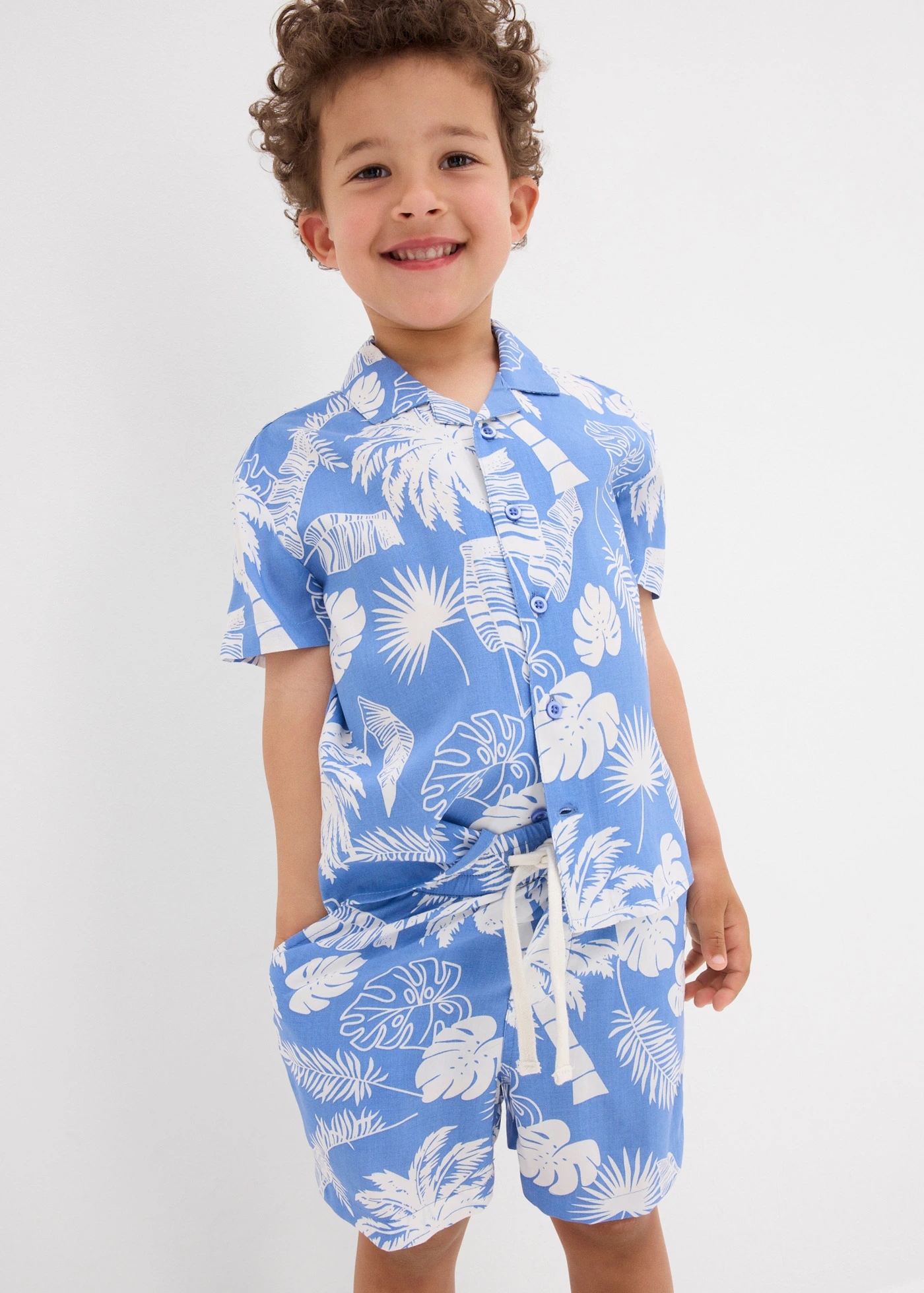 Košile s krátkým rukávem, z měkké viskózy • nebesky modro-přírodní bílá s potiskem • bonprix obchod