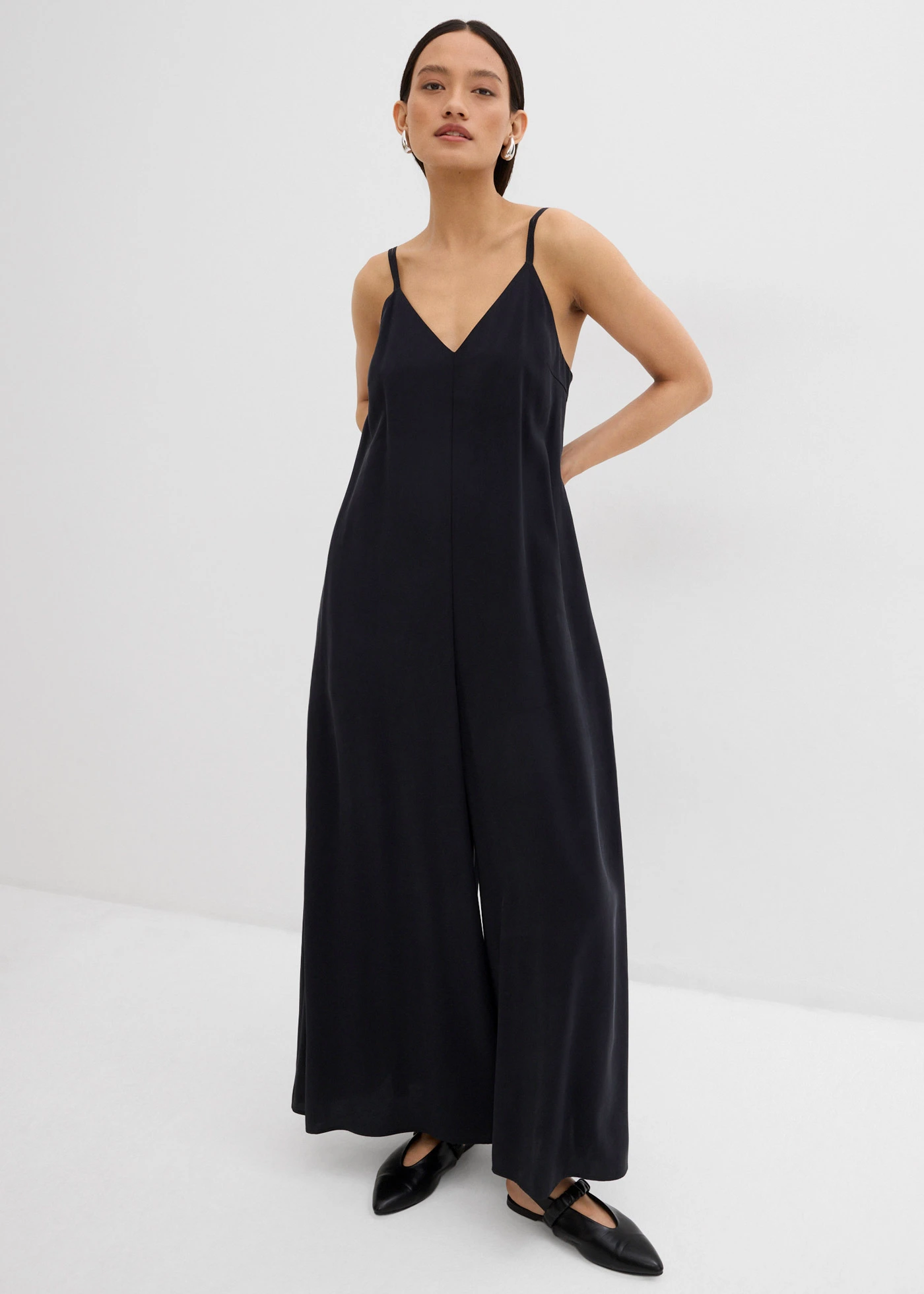 Jumpsuit in een viscosemix met verstelbare bandjes • zwart • product-page.page-title-suffix