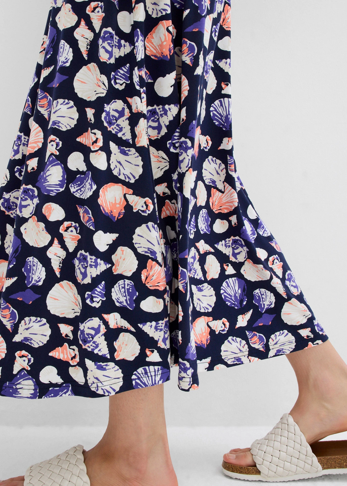 Maxirok in een zachte viscosemix • donkerblauw gedessineerd • bonprix online shop